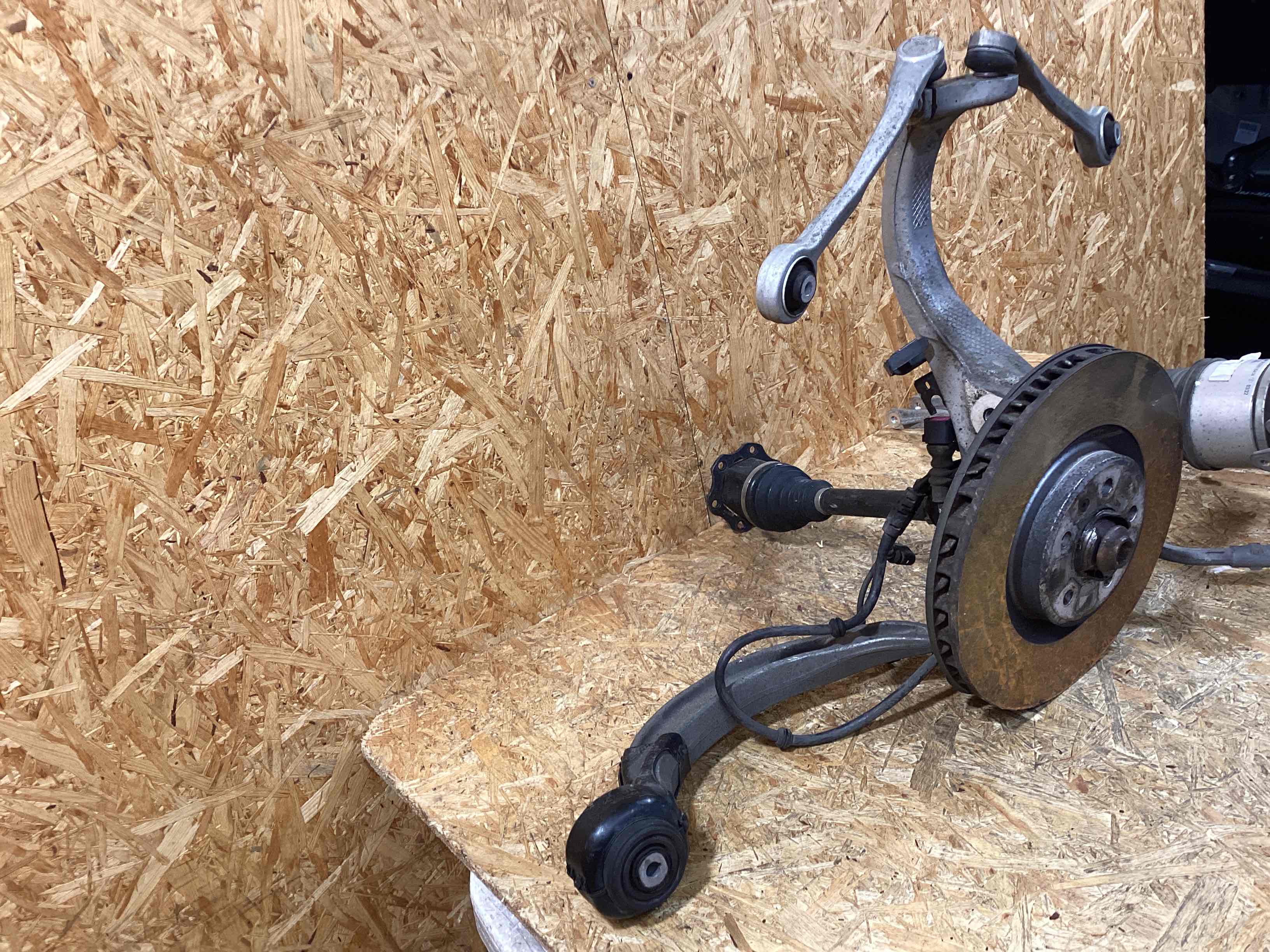 Кулак поворотный правый Porsche Macan 141125-102