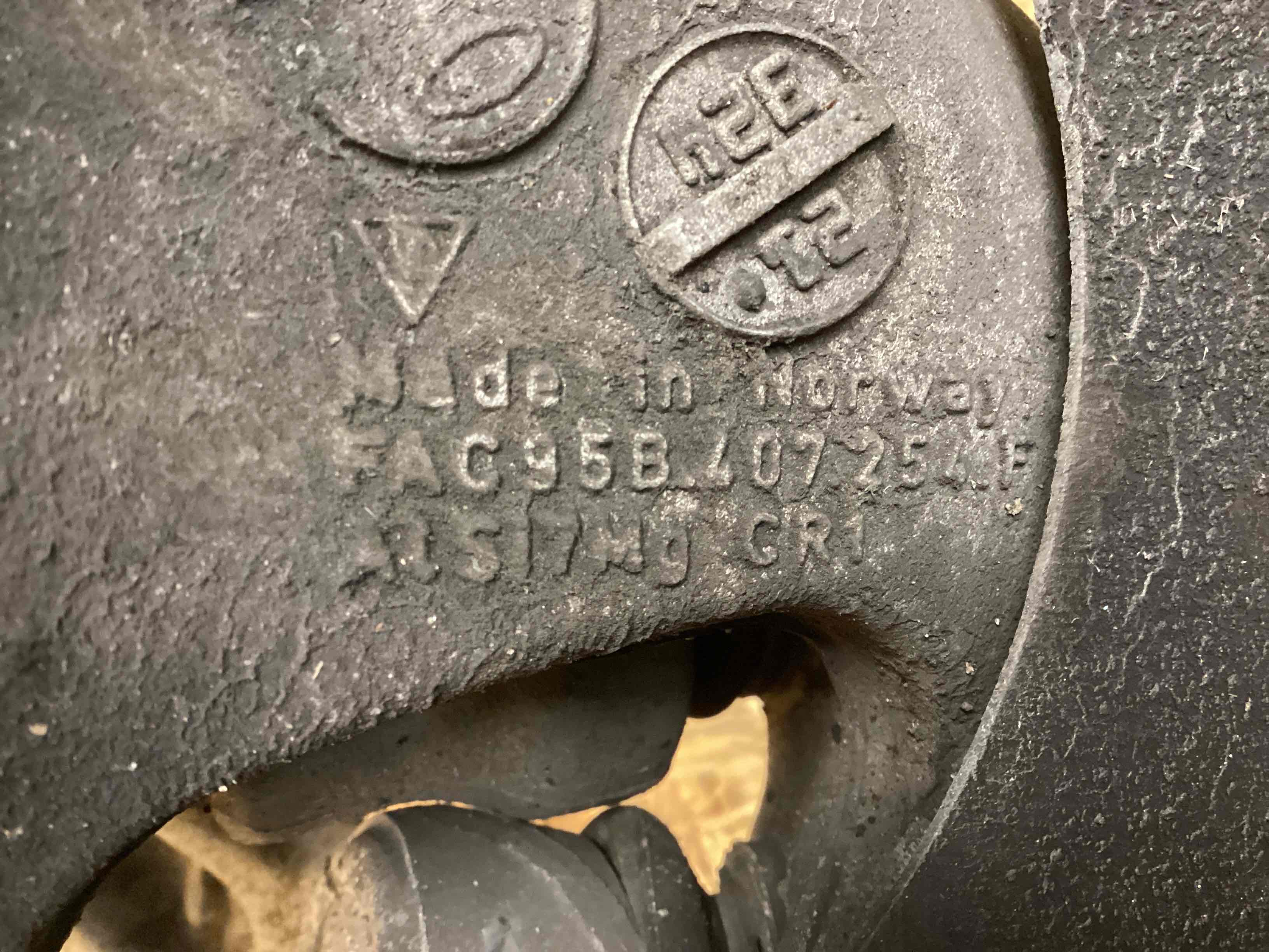 Кулак поворотный правый Porsche Macan 141125-102