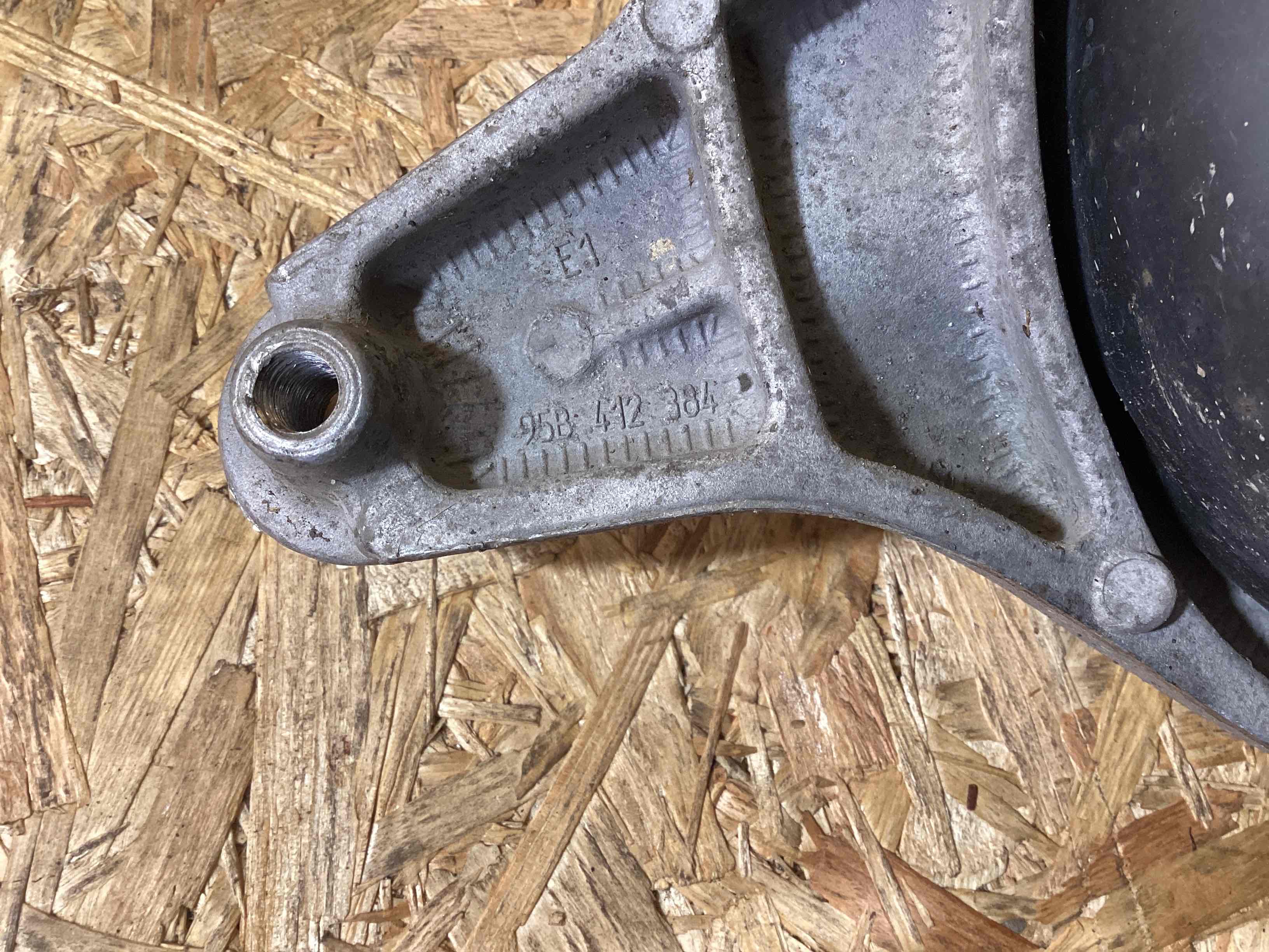 Кулак поворотный правый Porsche Macan 141125-102