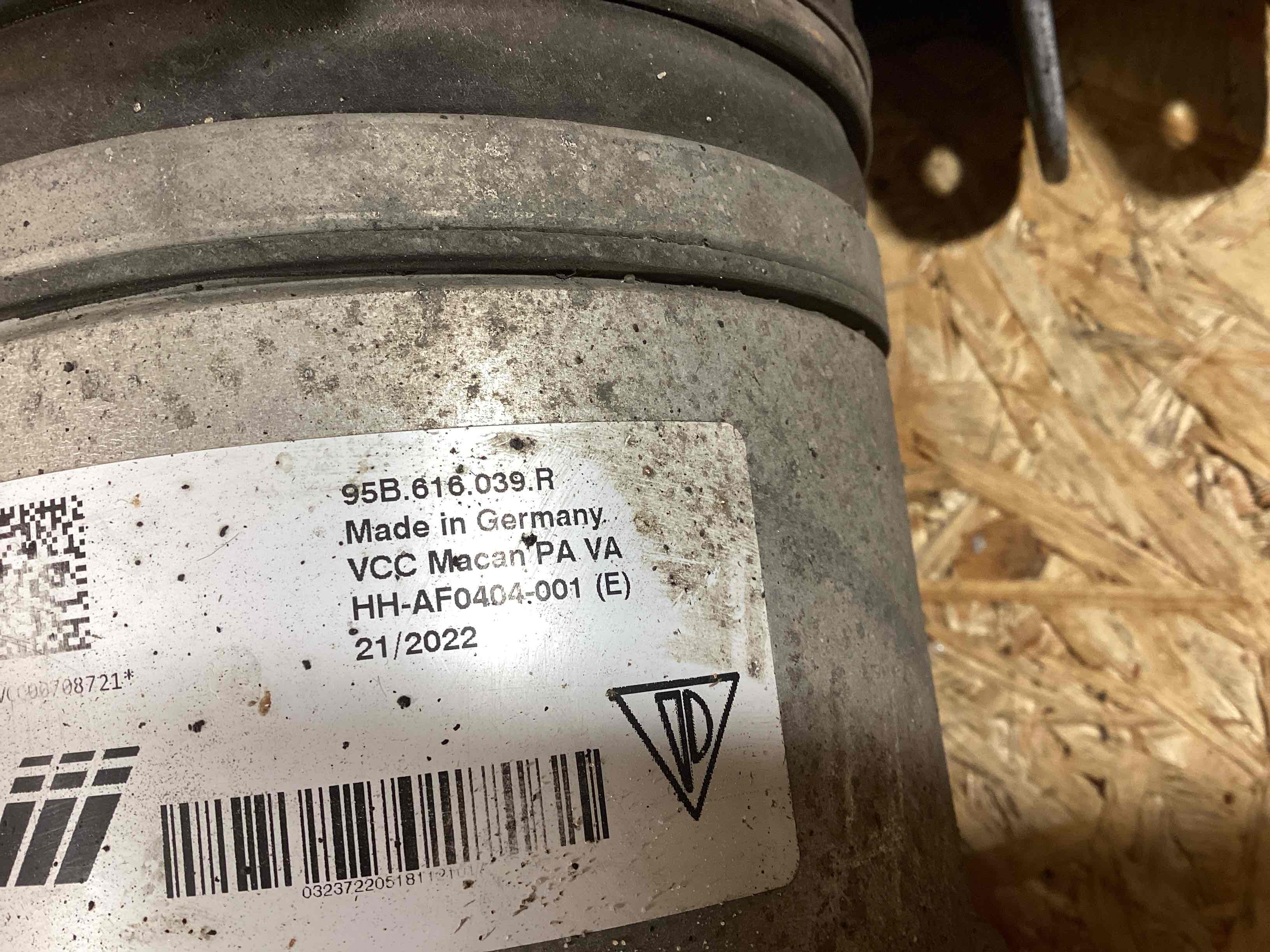 Кулак поворотный правый Porsche Macan 141125-102