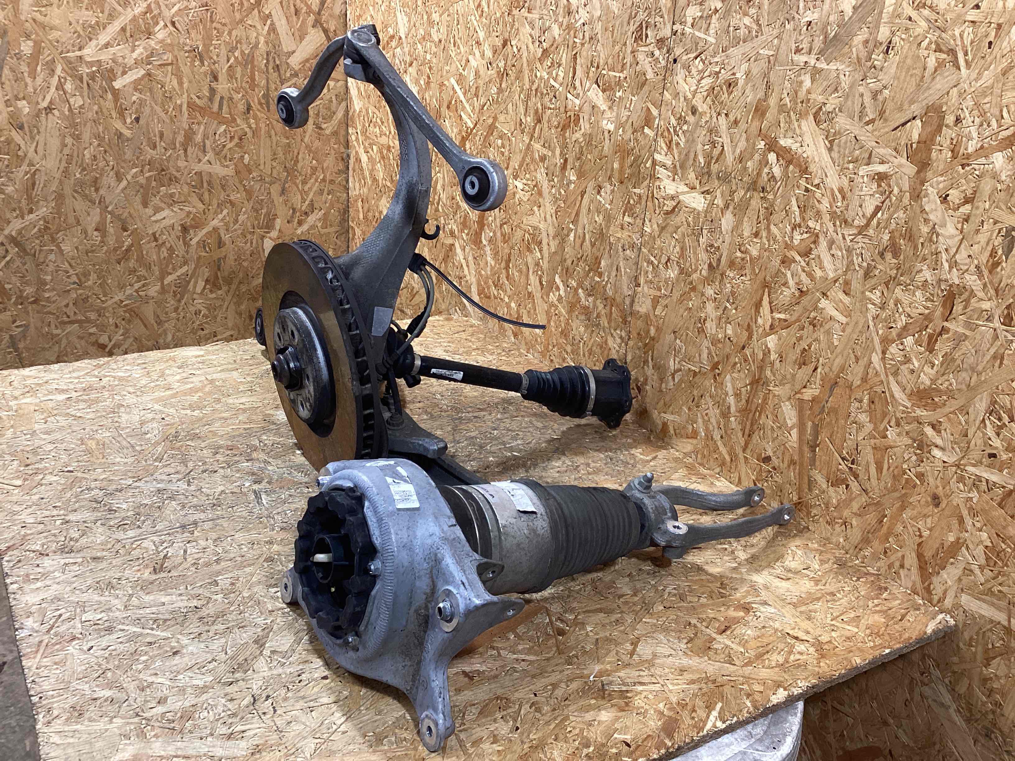 Кулак поворотный правый Porsche Macan 141125-102