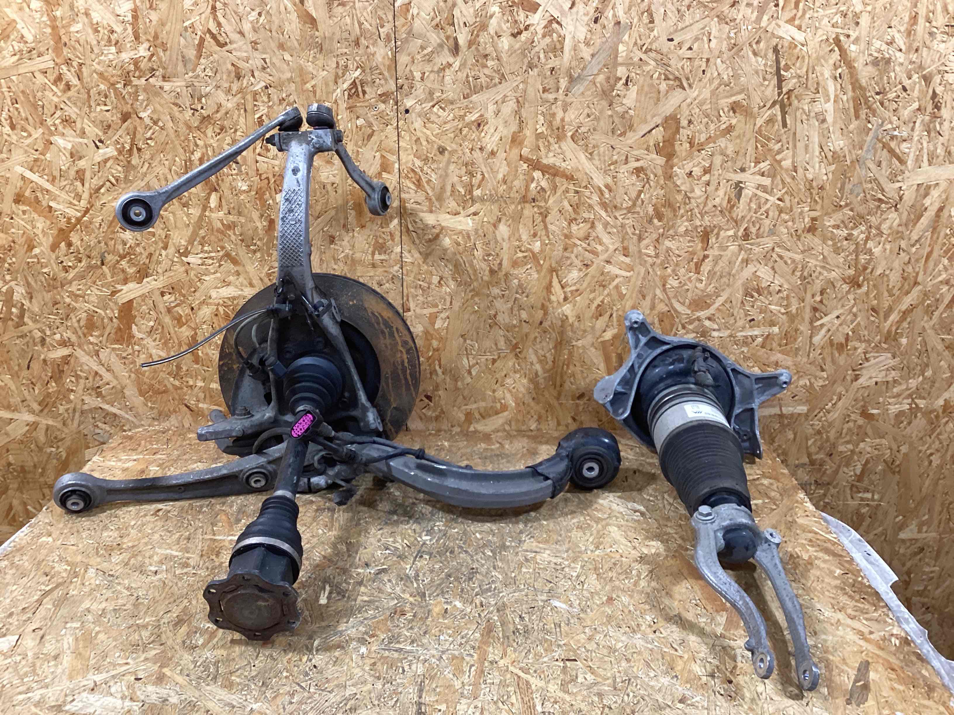 Кулак поворотный правый Porsche Macan 141125-102