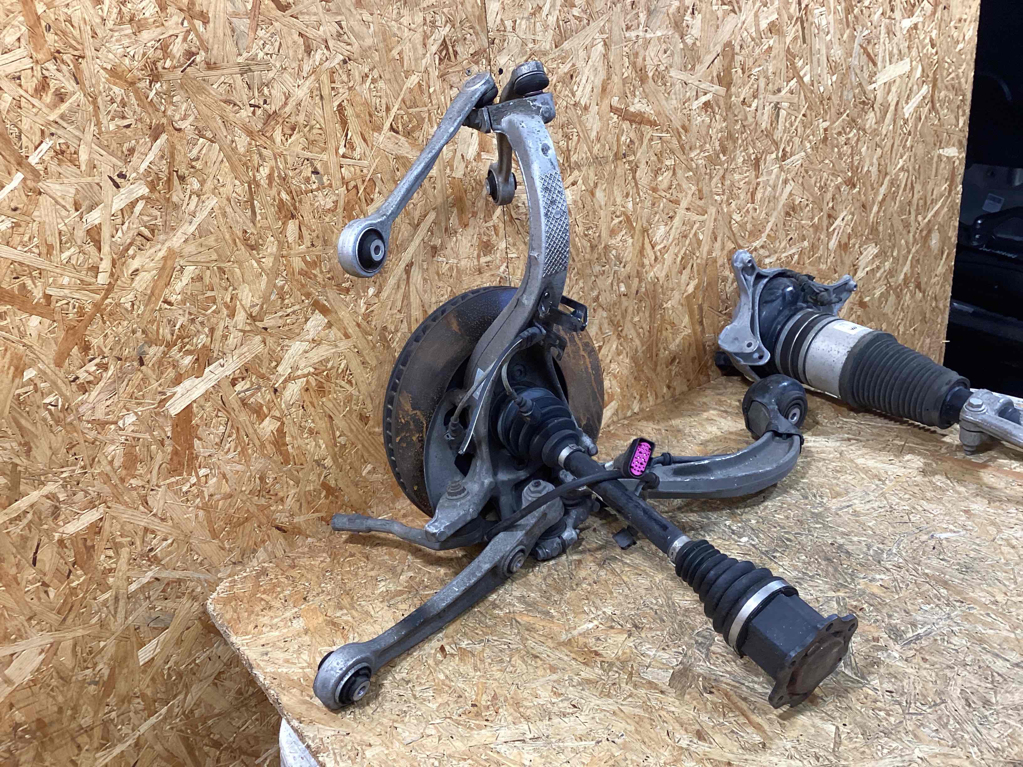 Кулак поворотный правый Porsche Macan 141125-102