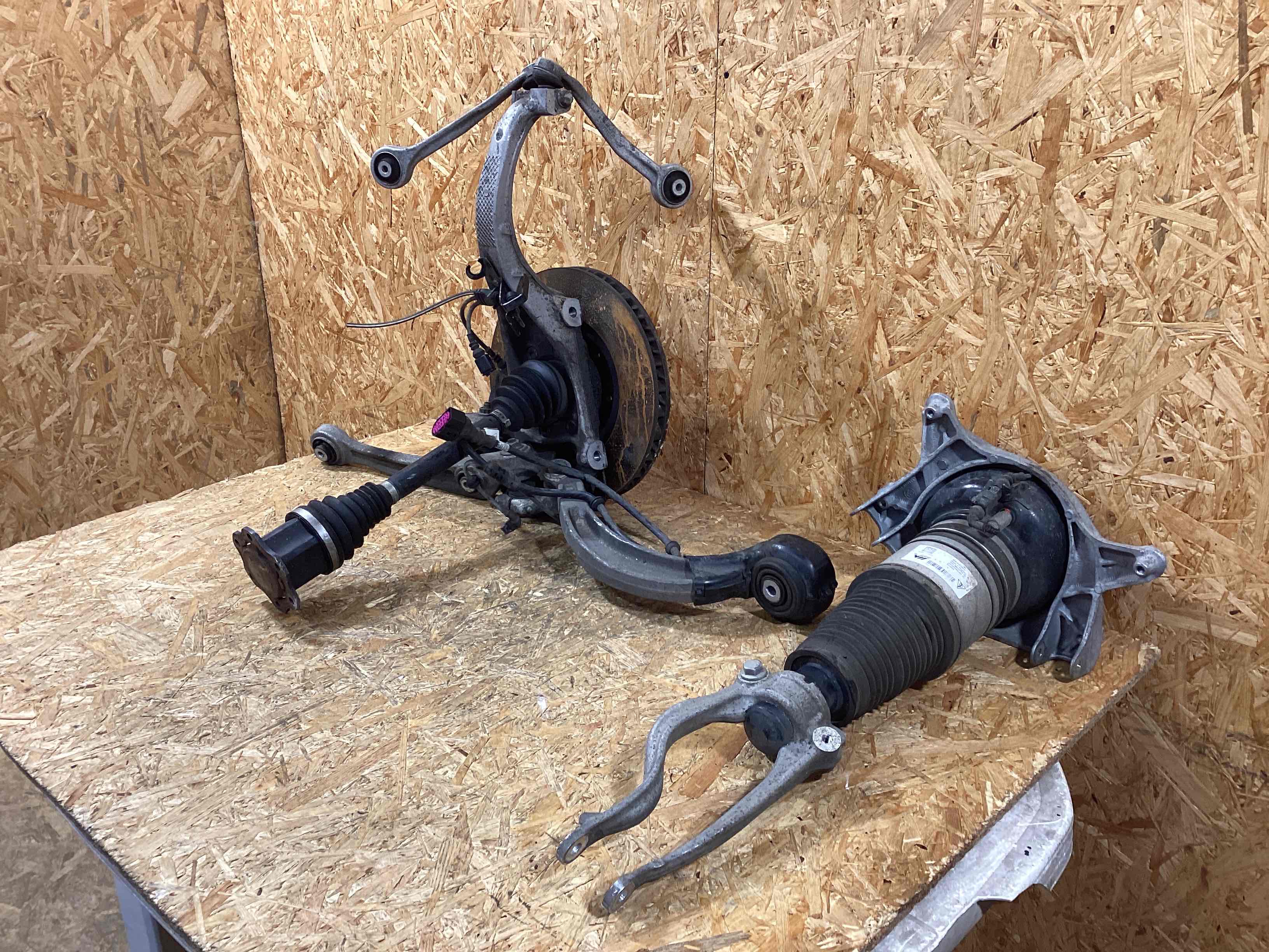 Кулак поворотный правый Porsche Macan 141125-102