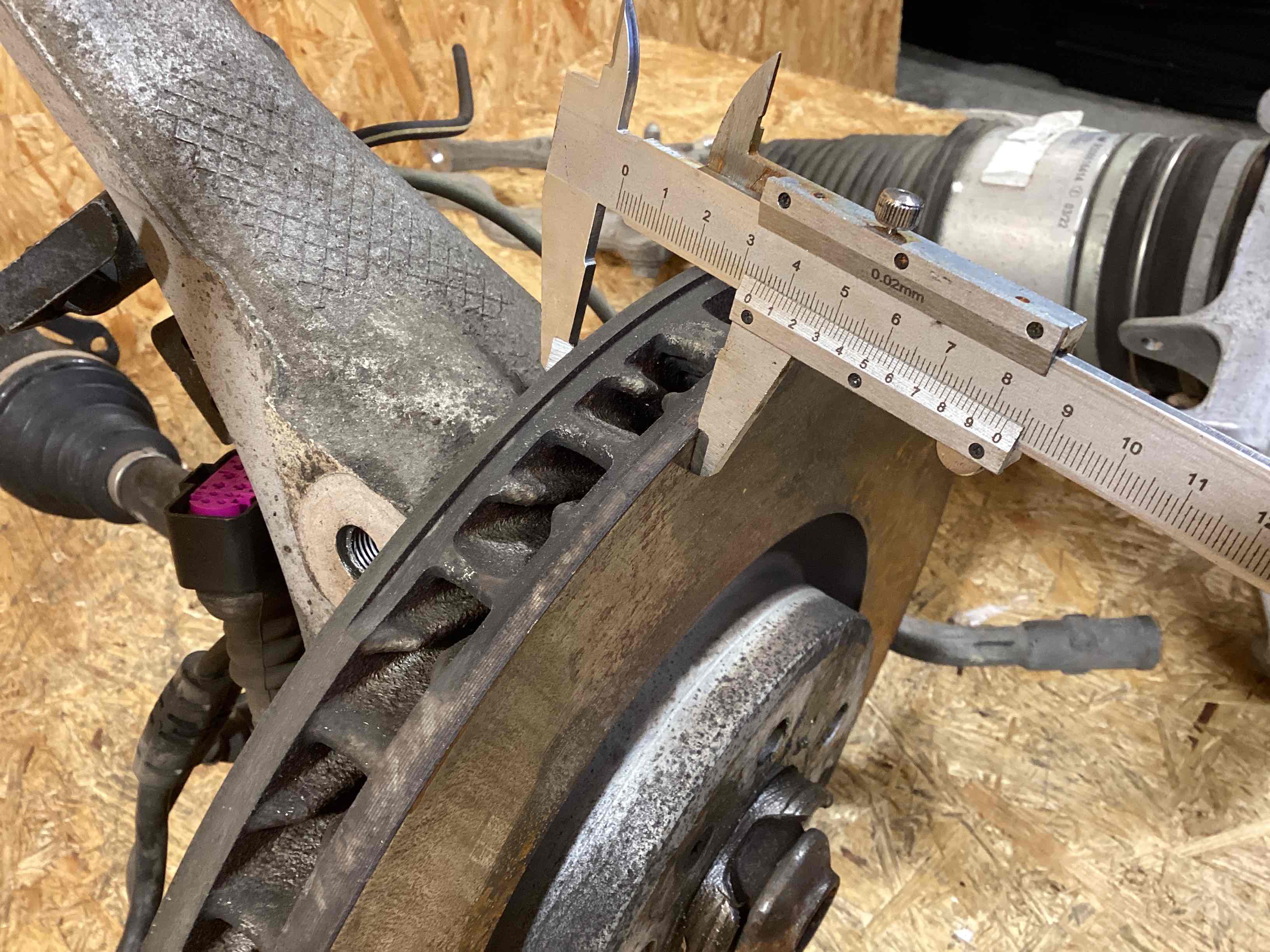 Кулак поворотный правый Porsche Macan 141125-102