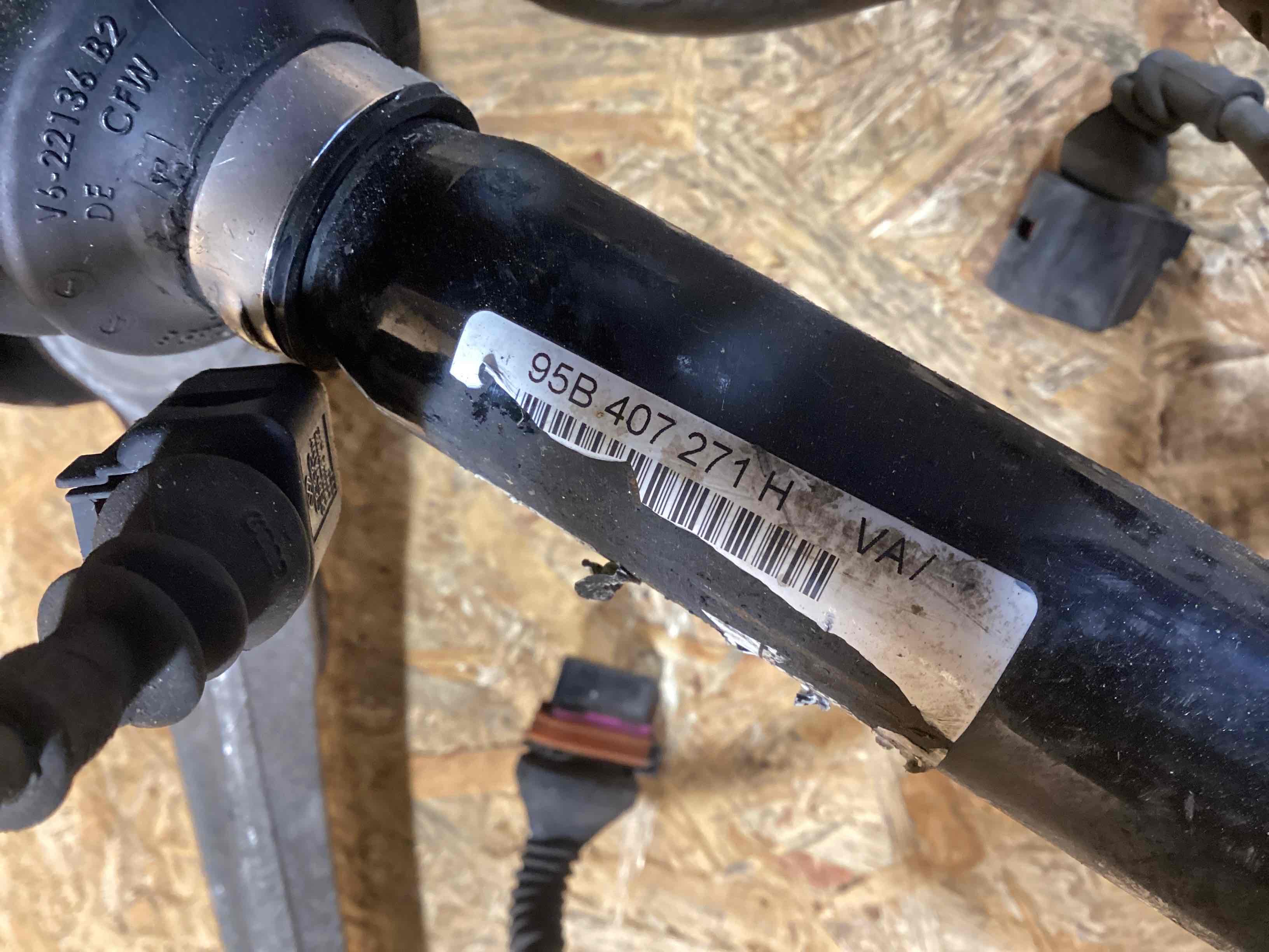 Кулак поворотный правый Porsche Macan 141125-102