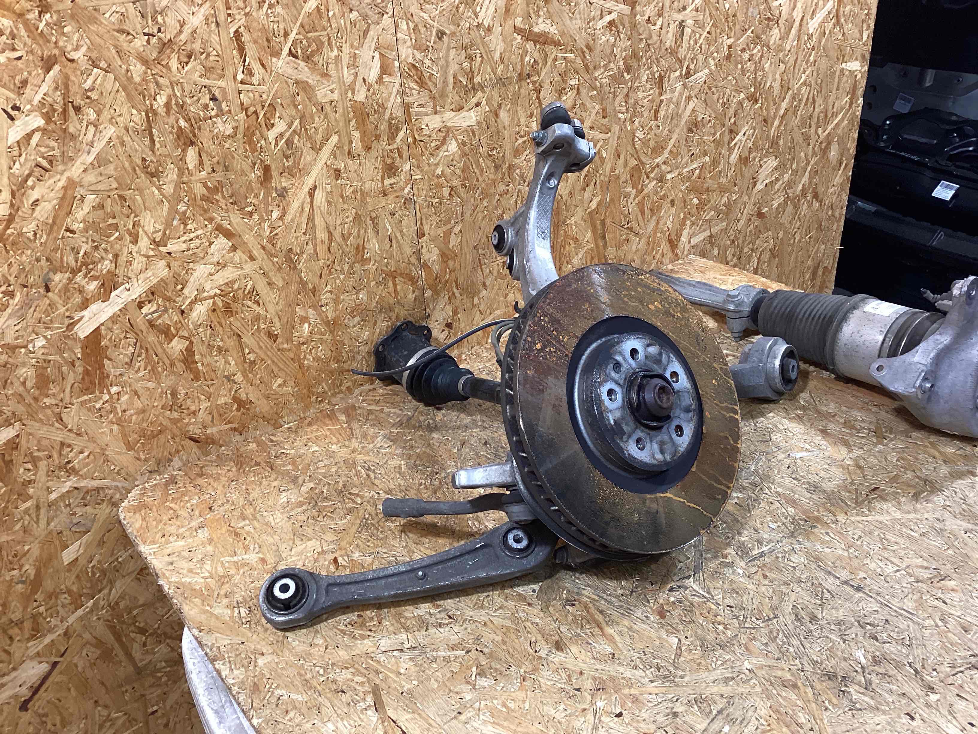 Кулак поворотный левый Porsche Macan 141125-103