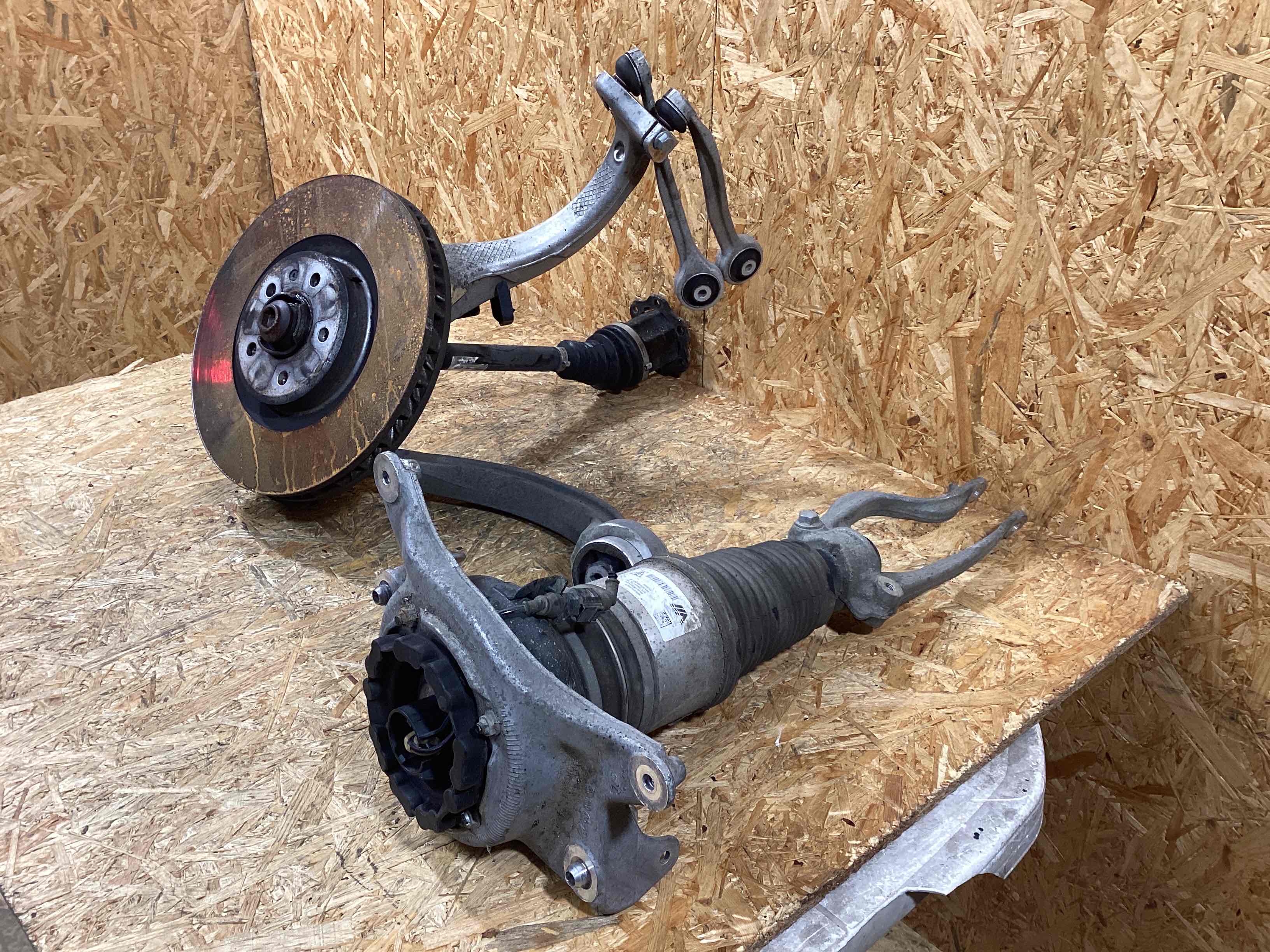 Кулак поворотный левый Porsche Macan 141125-103