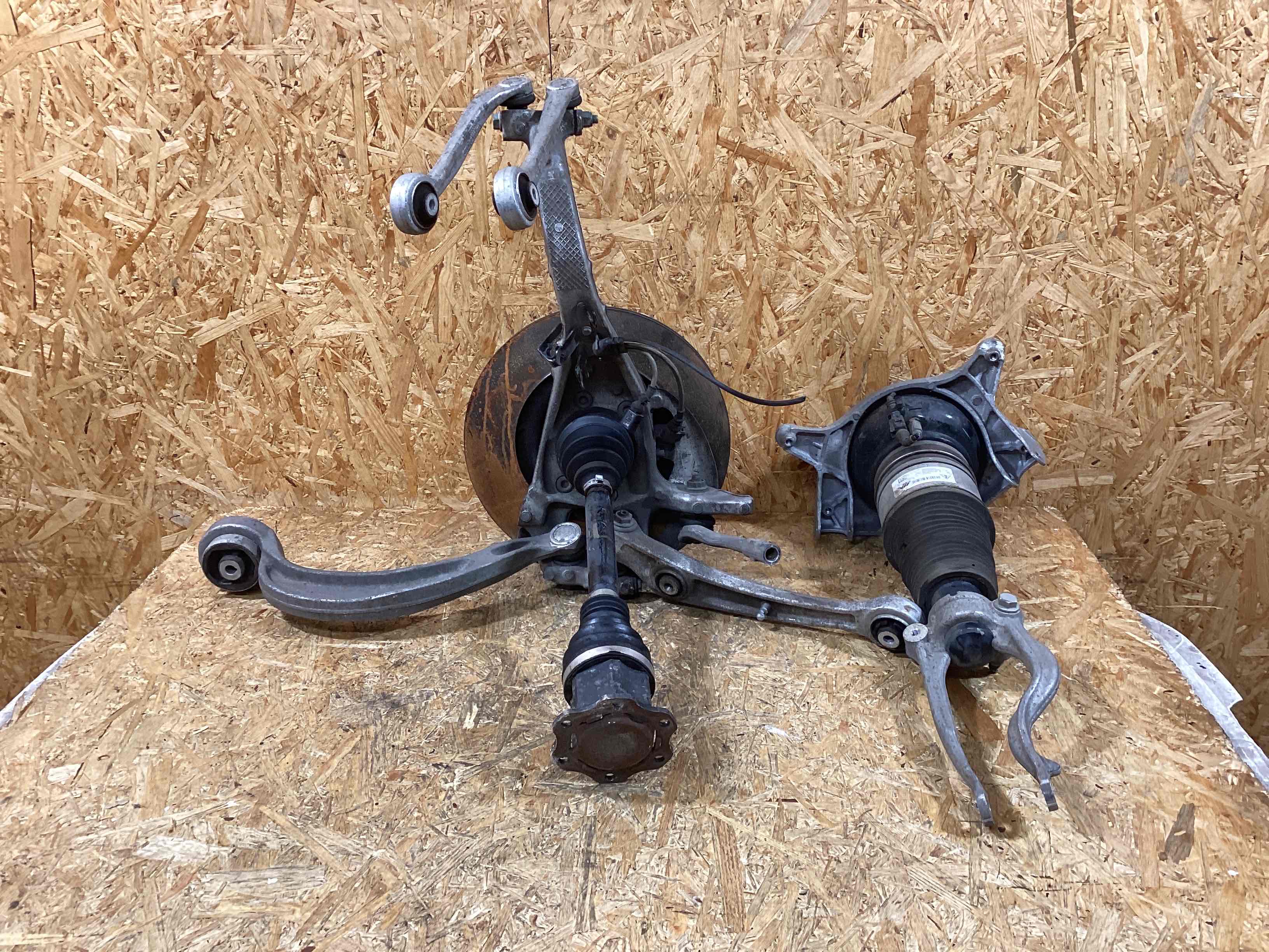 Кулак поворотный левый Porsche Macan 141125-103