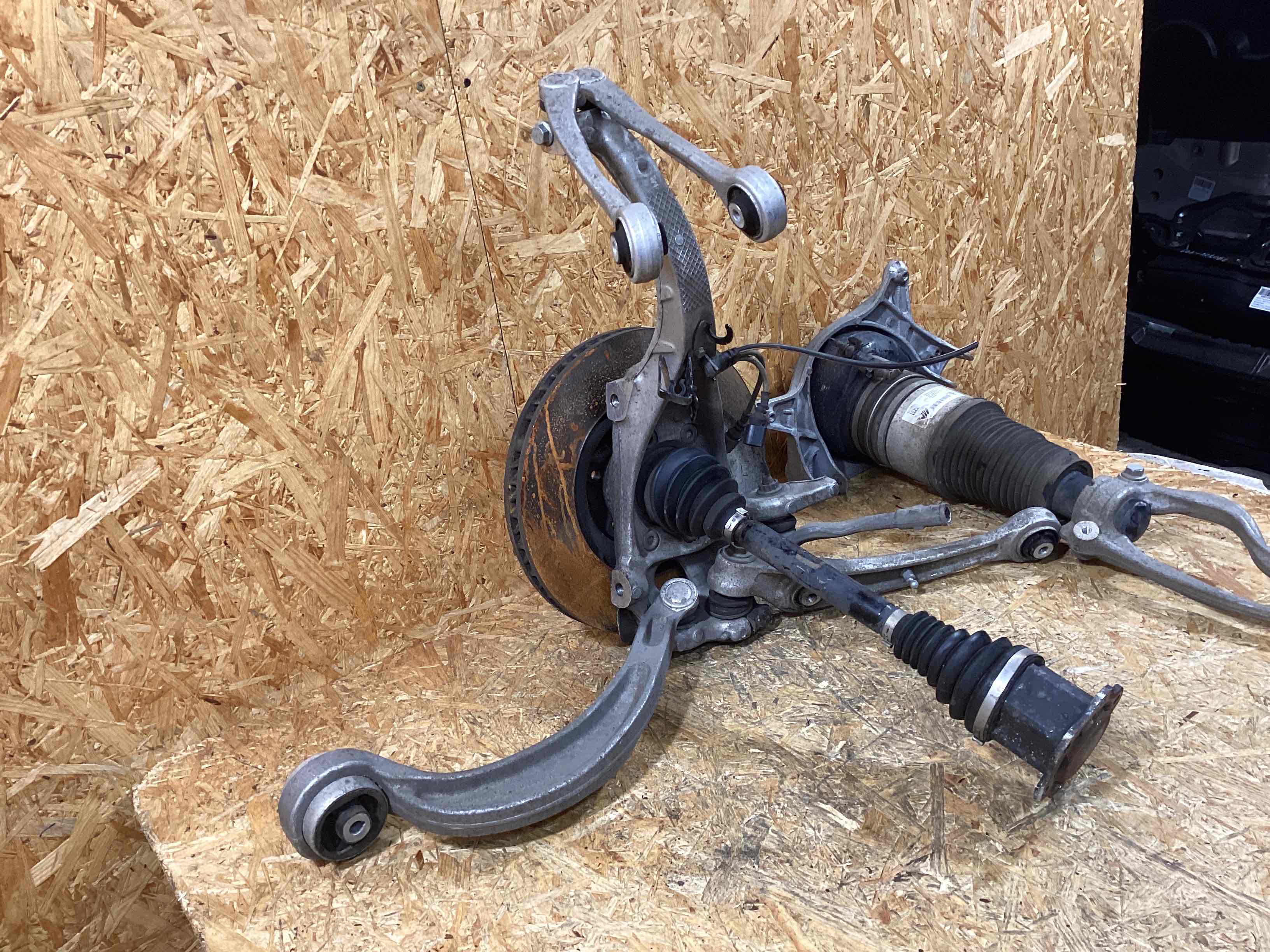 Кулак поворотный левый Porsche Macan 141125-103