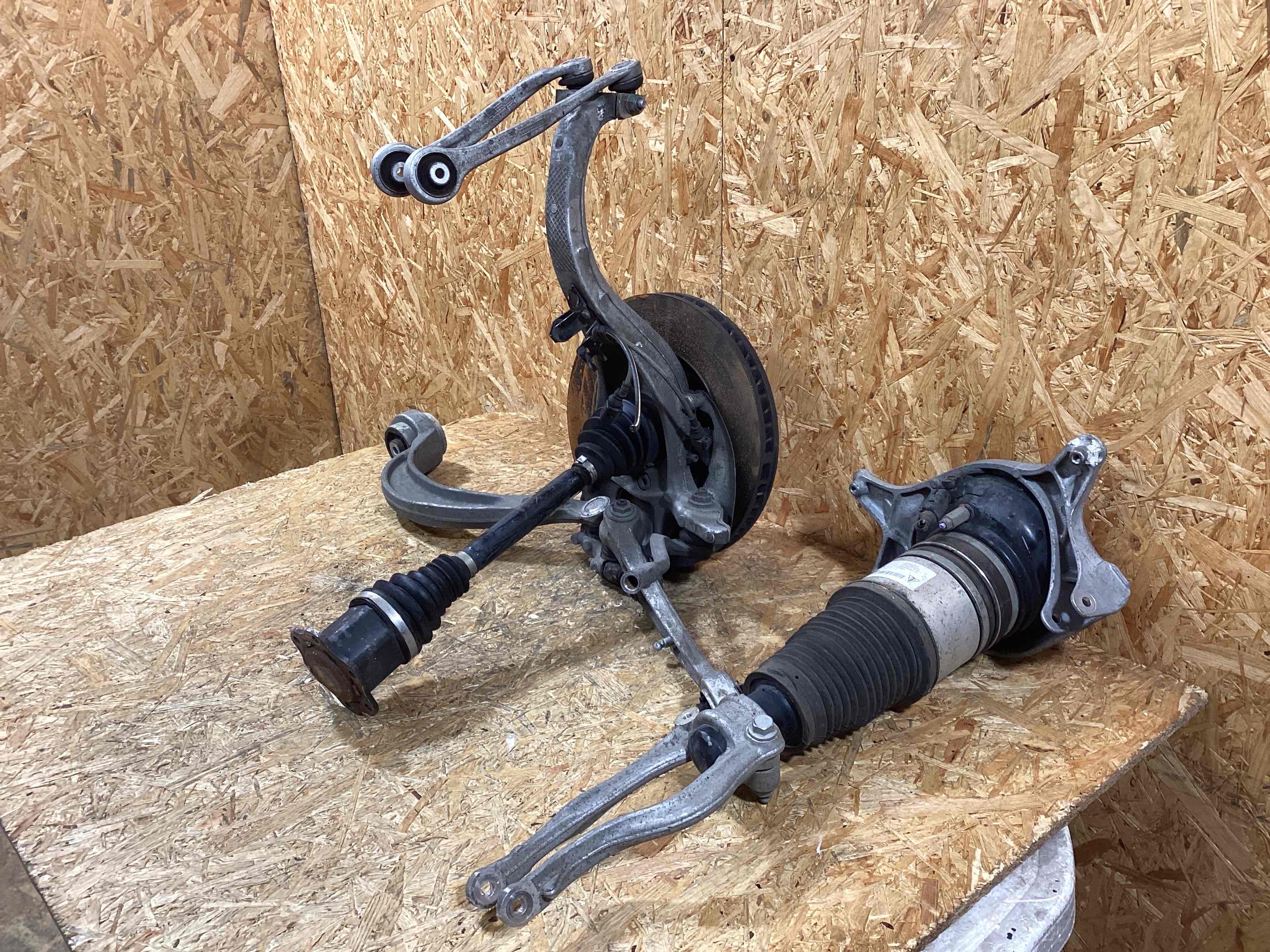 Кулак поворотный левый Porsche Macan 141125-103