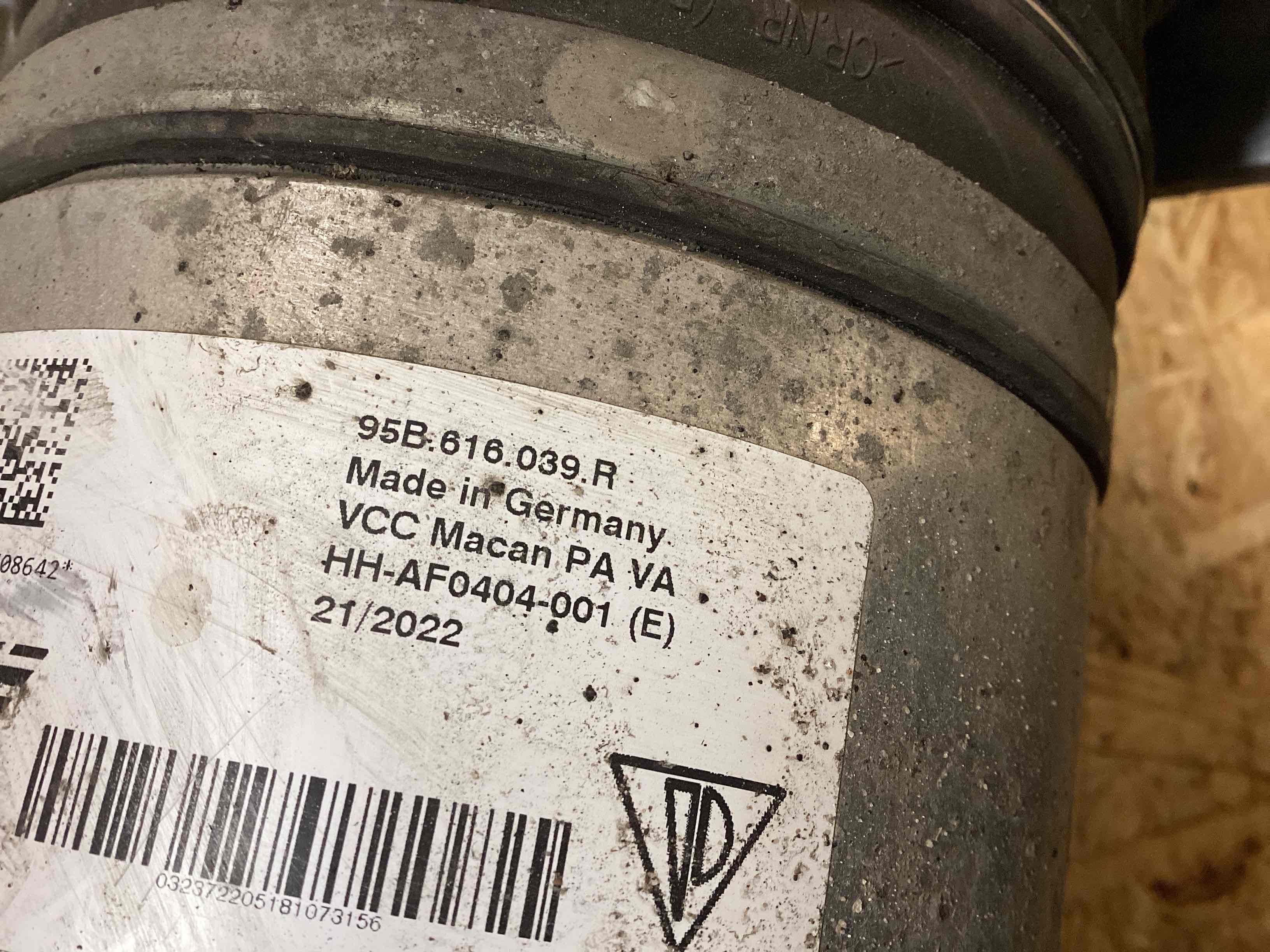 Кулак поворотный левый Porsche Macan 141125-103