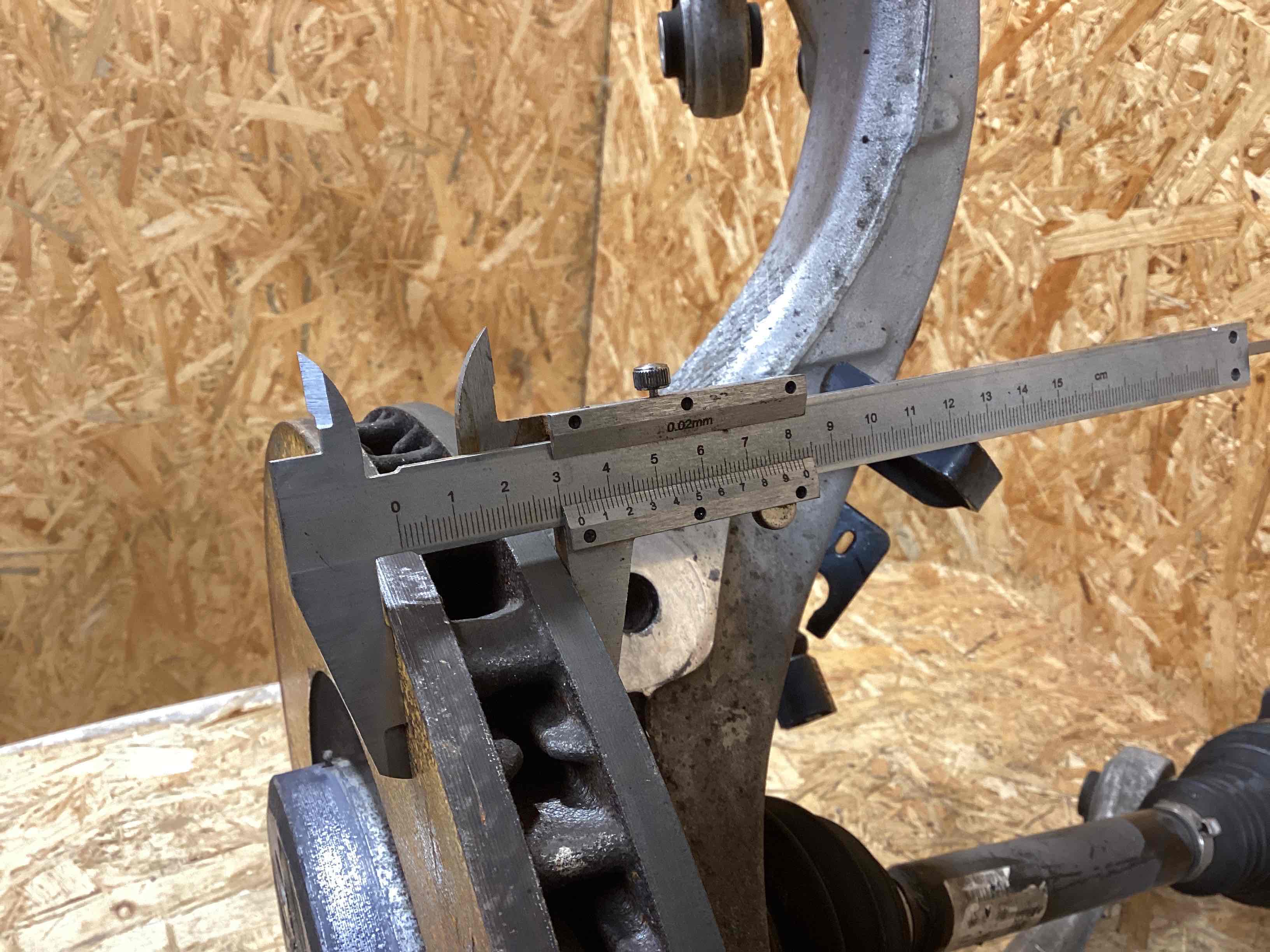 Кулак поворотный левый Porsche Macan 141125-103