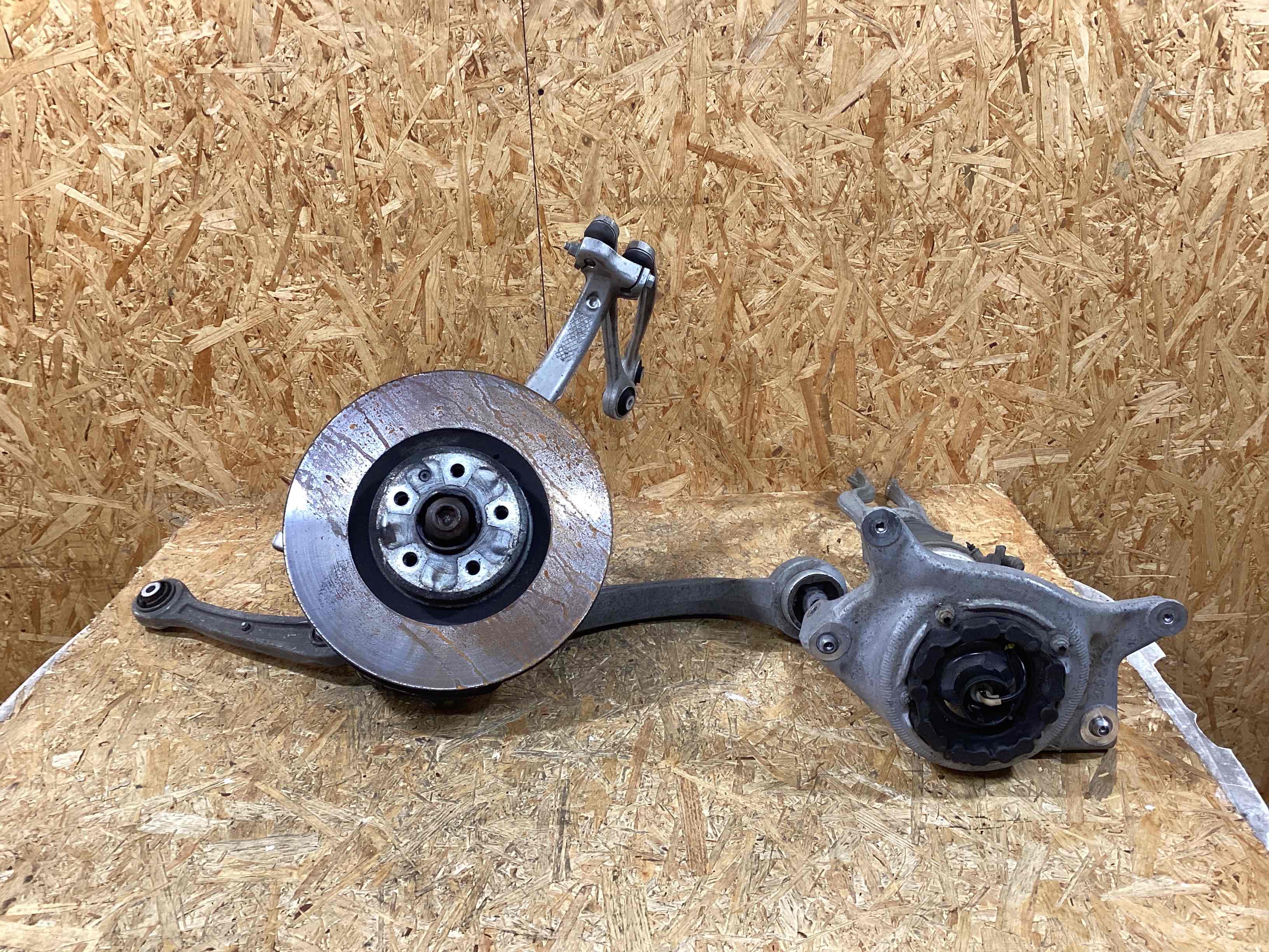 Кулак поворотный левый Porsche Macan 141125-103