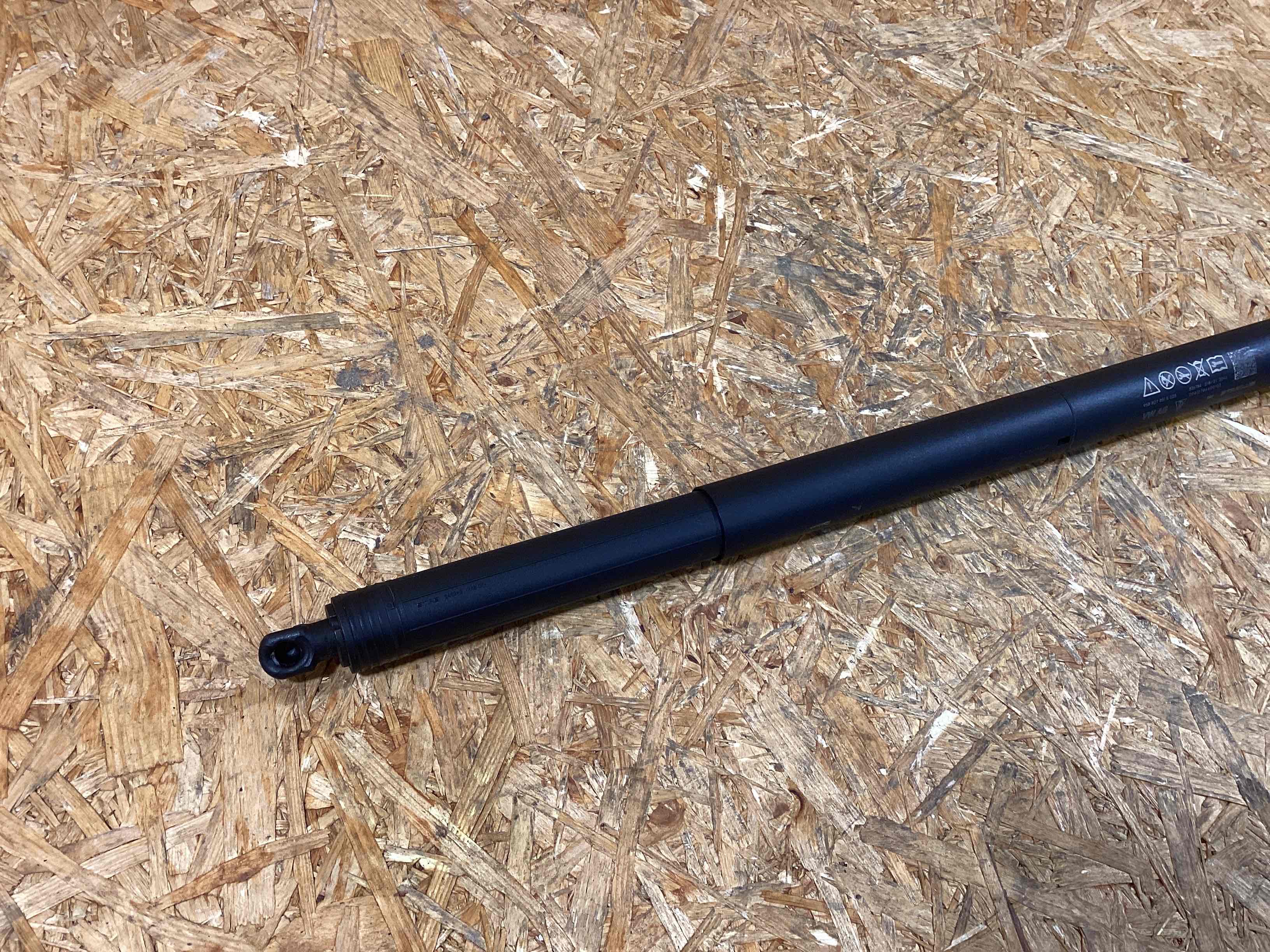 Амортизатор крышки (двери) багажника Porsche Macan 141125-109