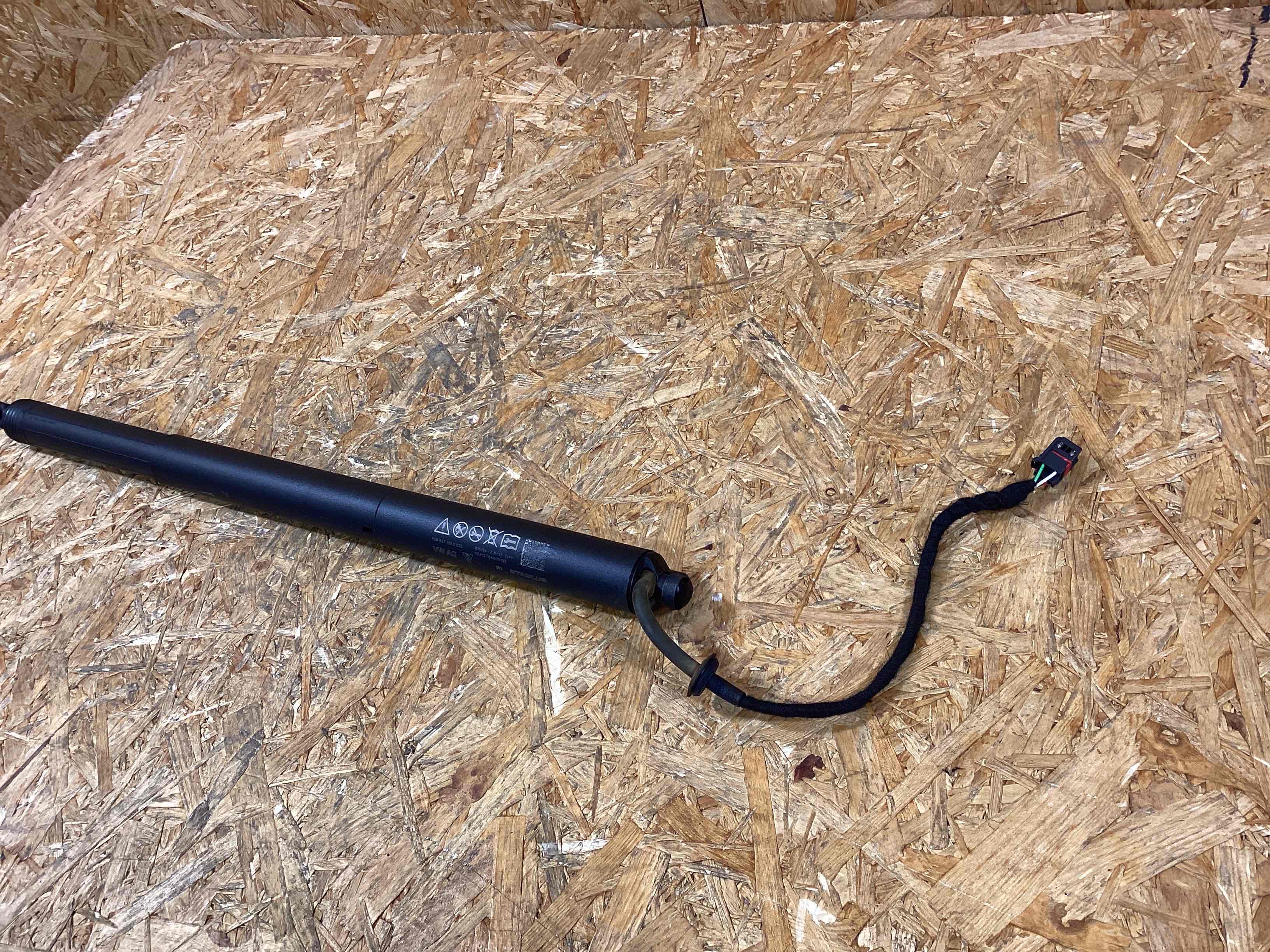 Амортизатор крышки (двери) багажника Porsche Macan 141125-109