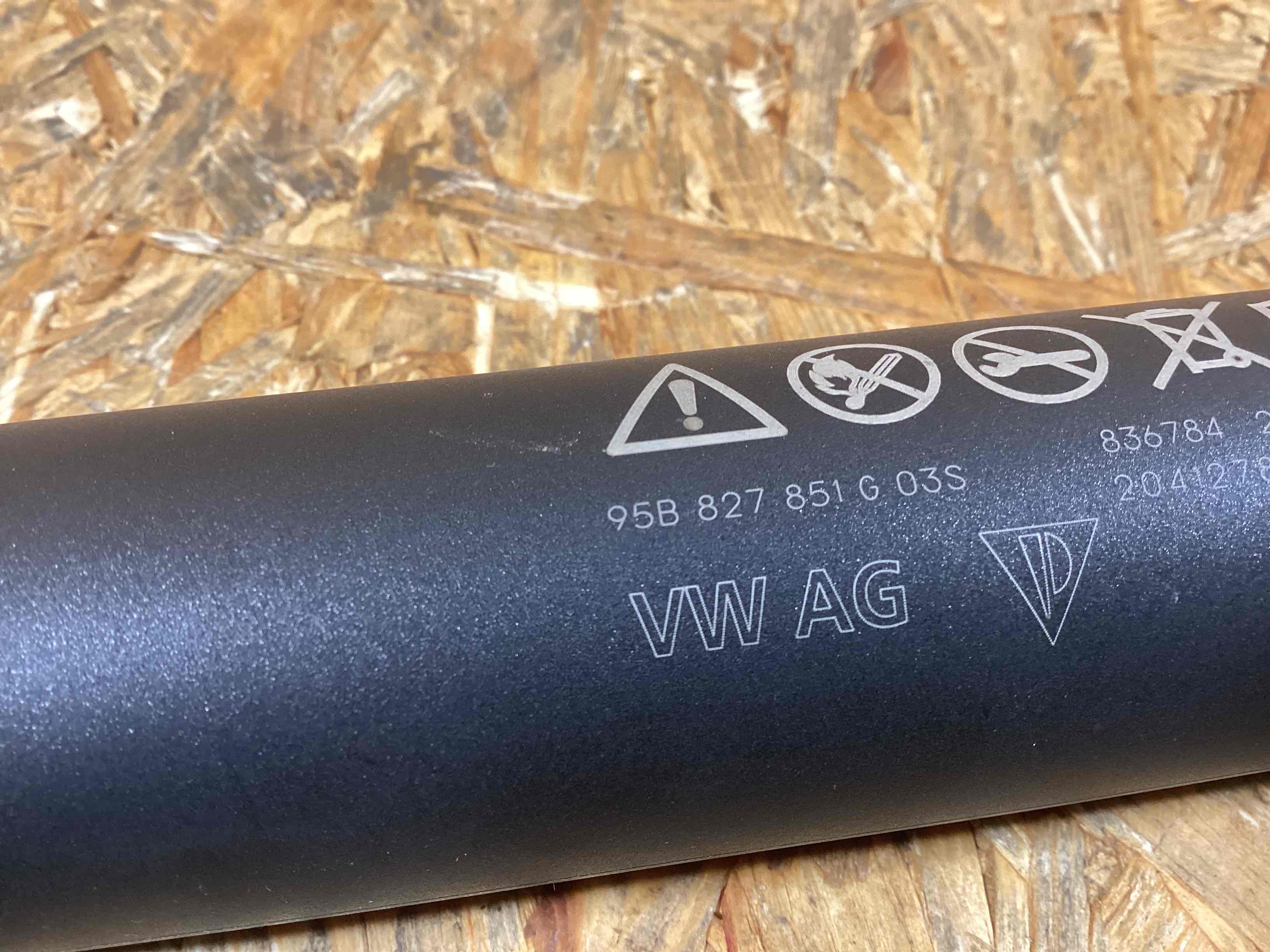 Амортизатор крышки (двери) багажника Porsche Macan 141125-109