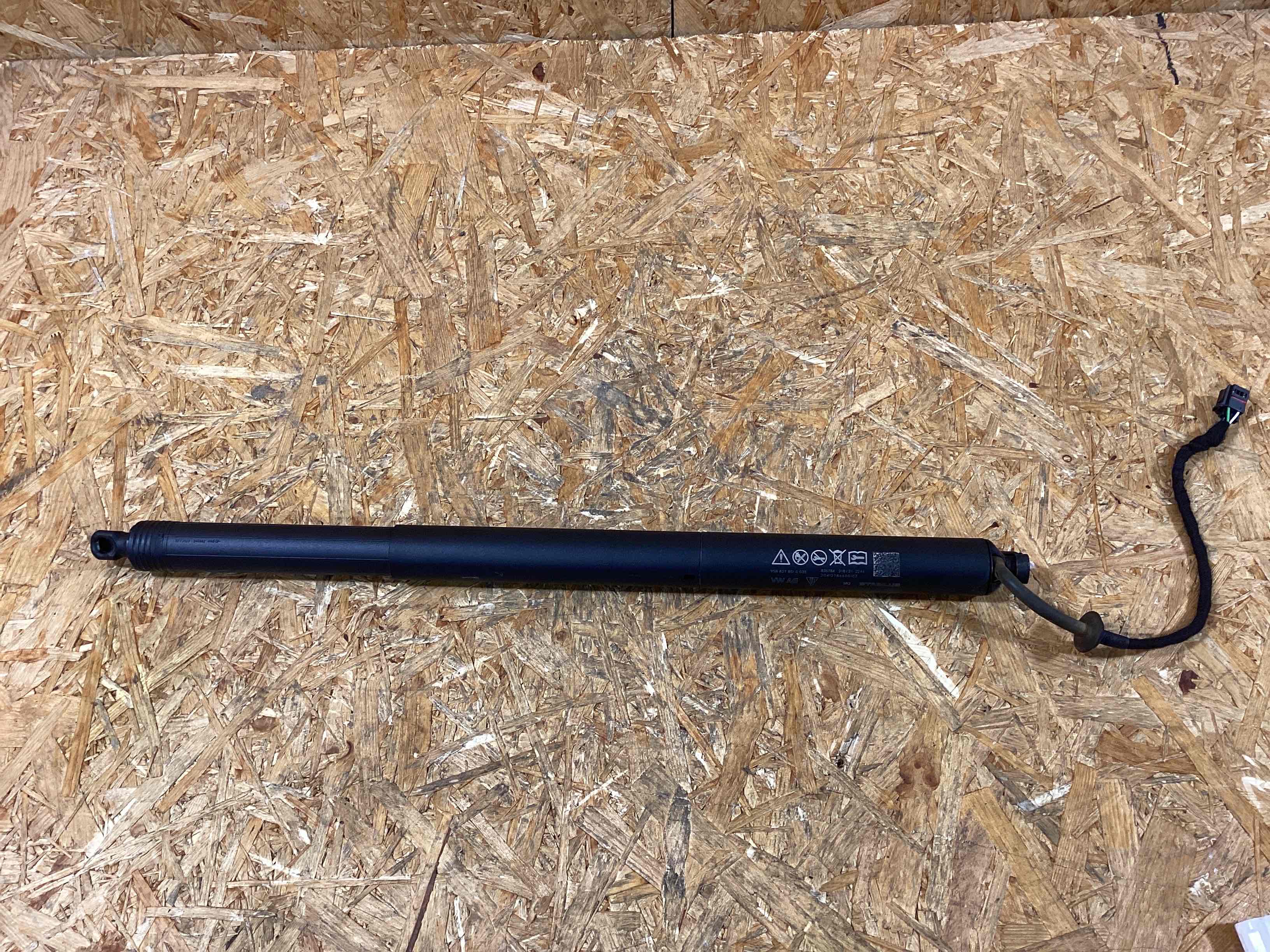 Амортизатор крышки (двери) багажника Porsche Macan 141125-109