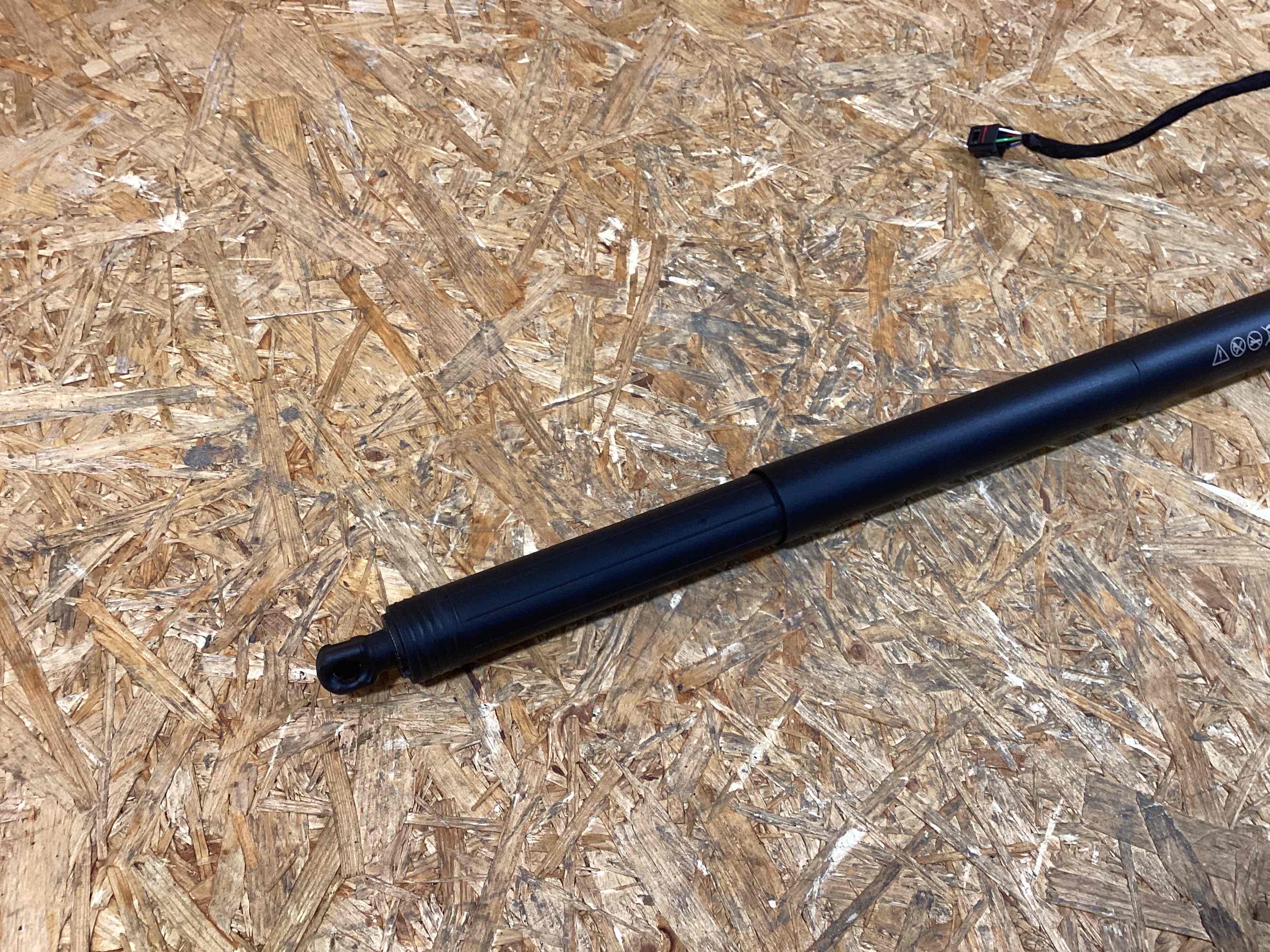 Амортизатор крышки (двери) багажника Porsche Macan 141125-110