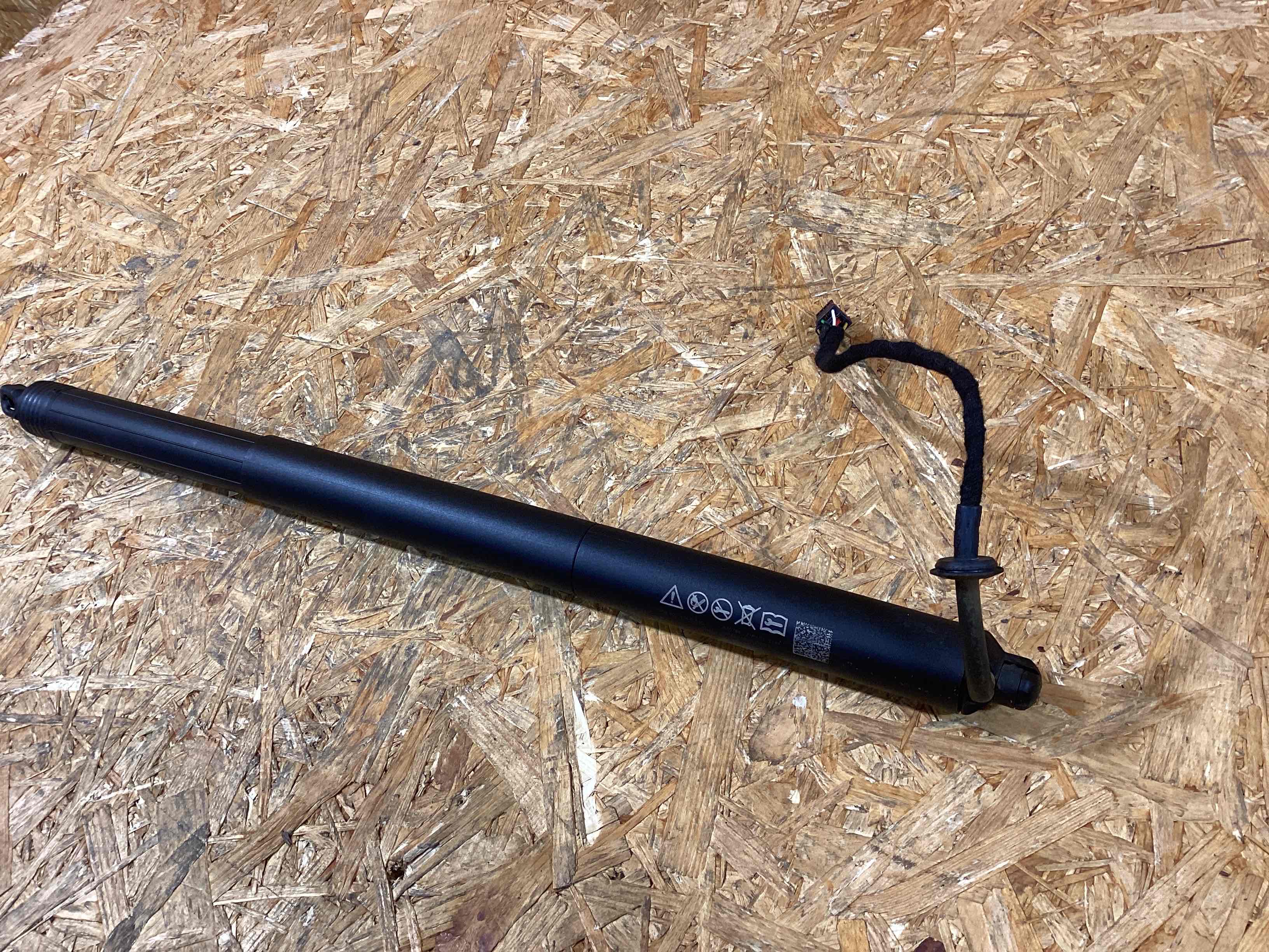 Амортизатор крышки (двери) багажника Porsche Macan 141125-110