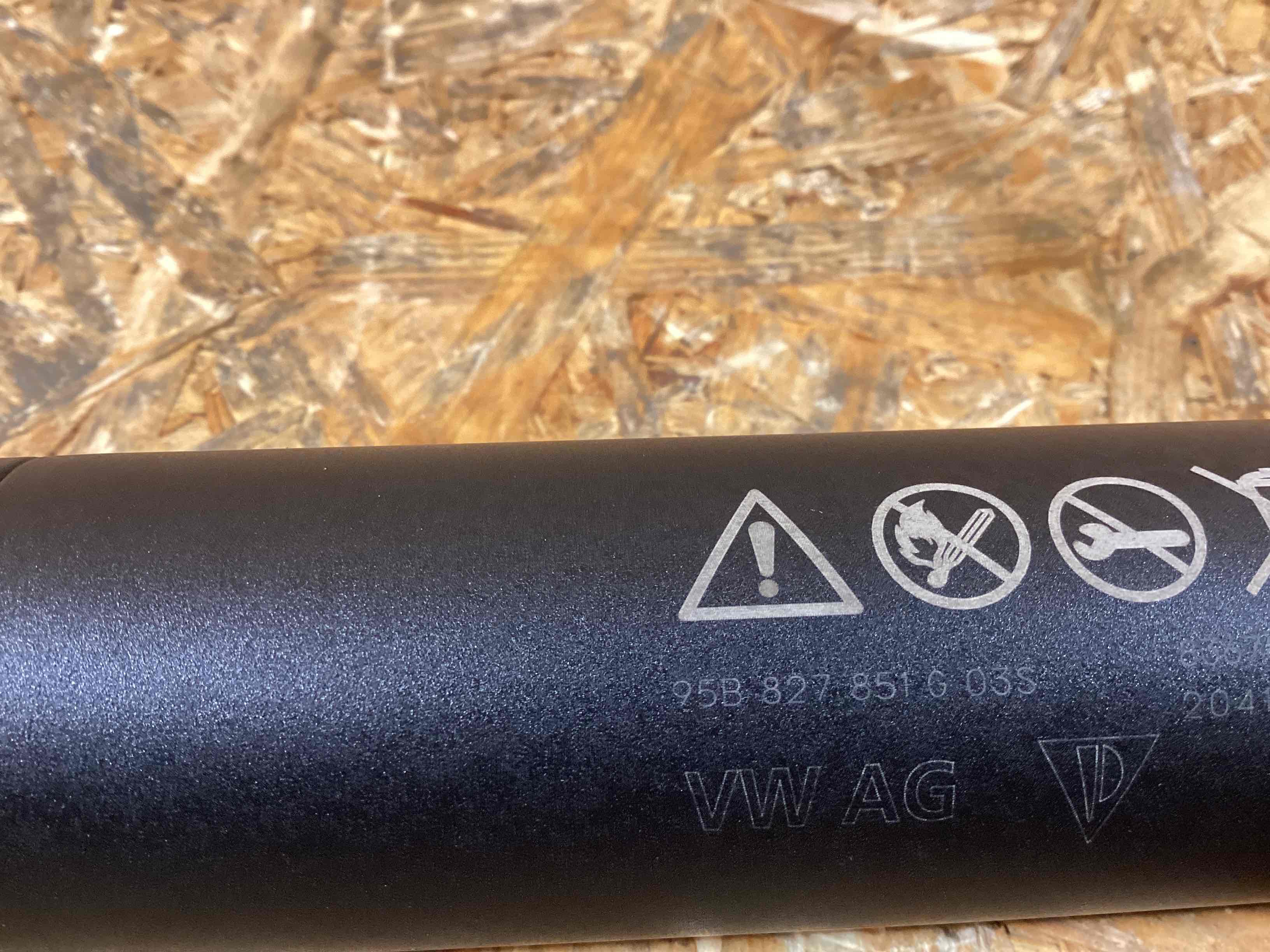 Амортизатор крышки (двери) багажника Porsche Macan 141125-110