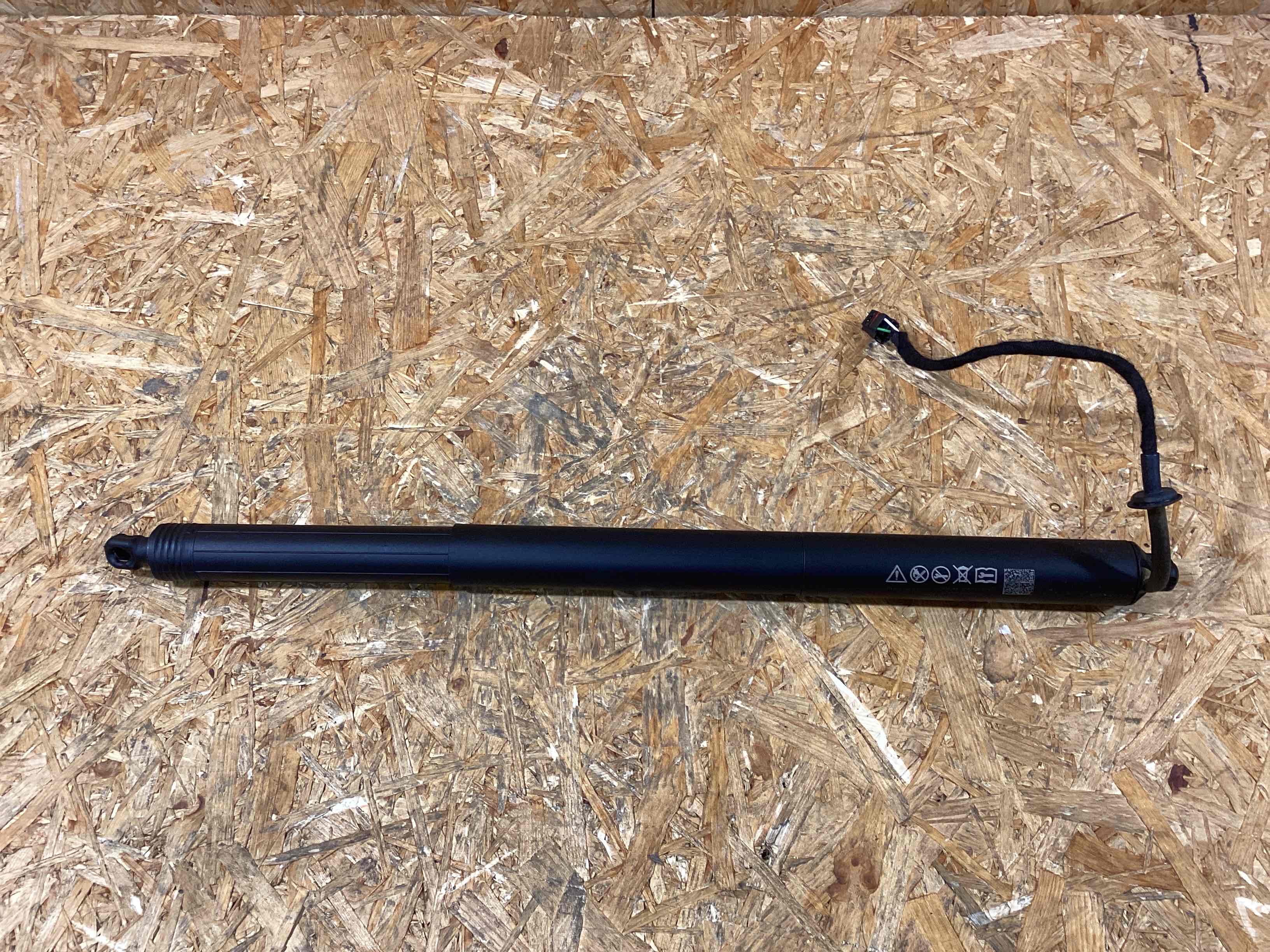 Амортизатор крышки (двери) багажника Porsche Macan 141125-110