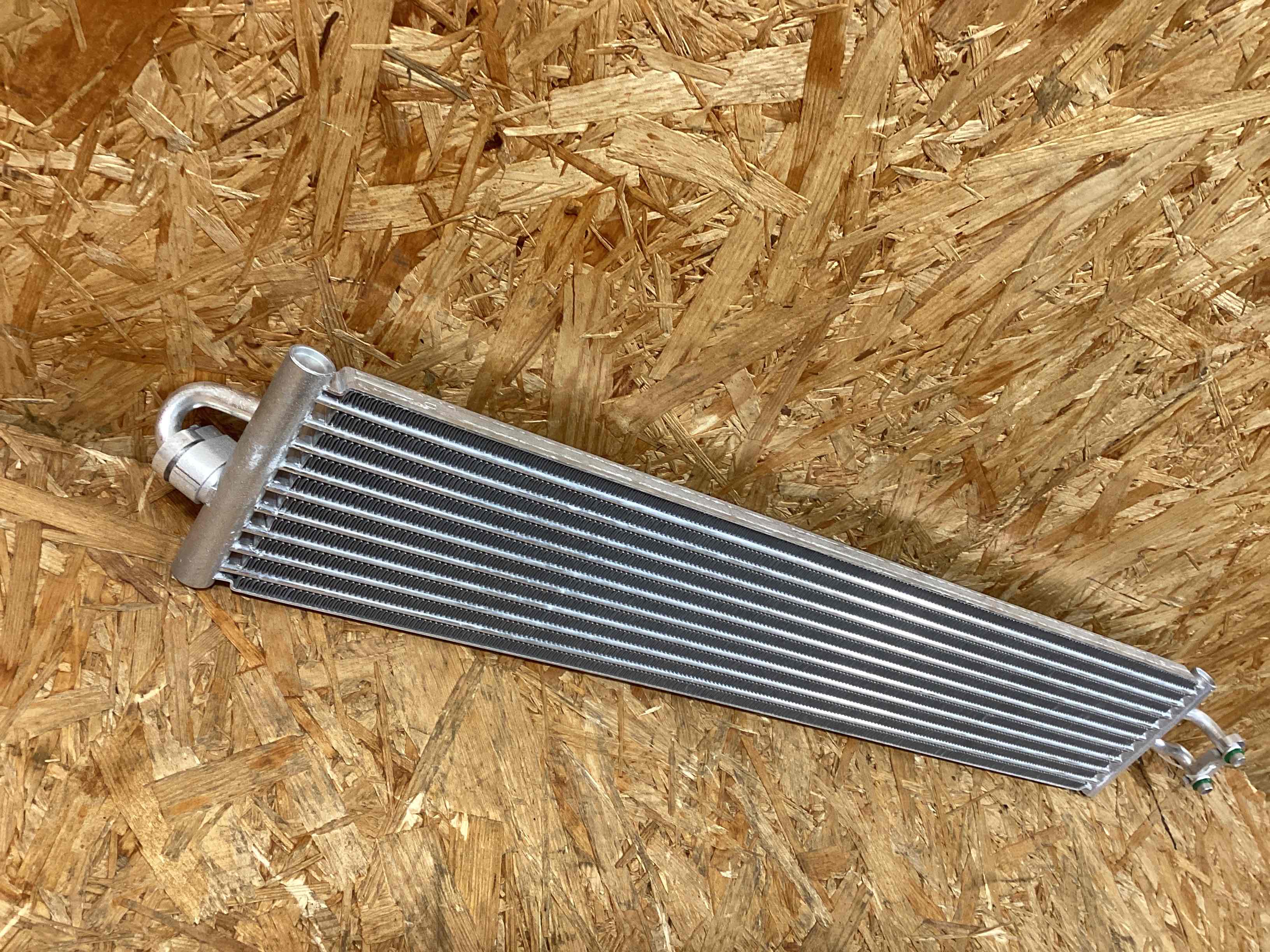 Радиатор масляный Porsche Panamera 150126-105