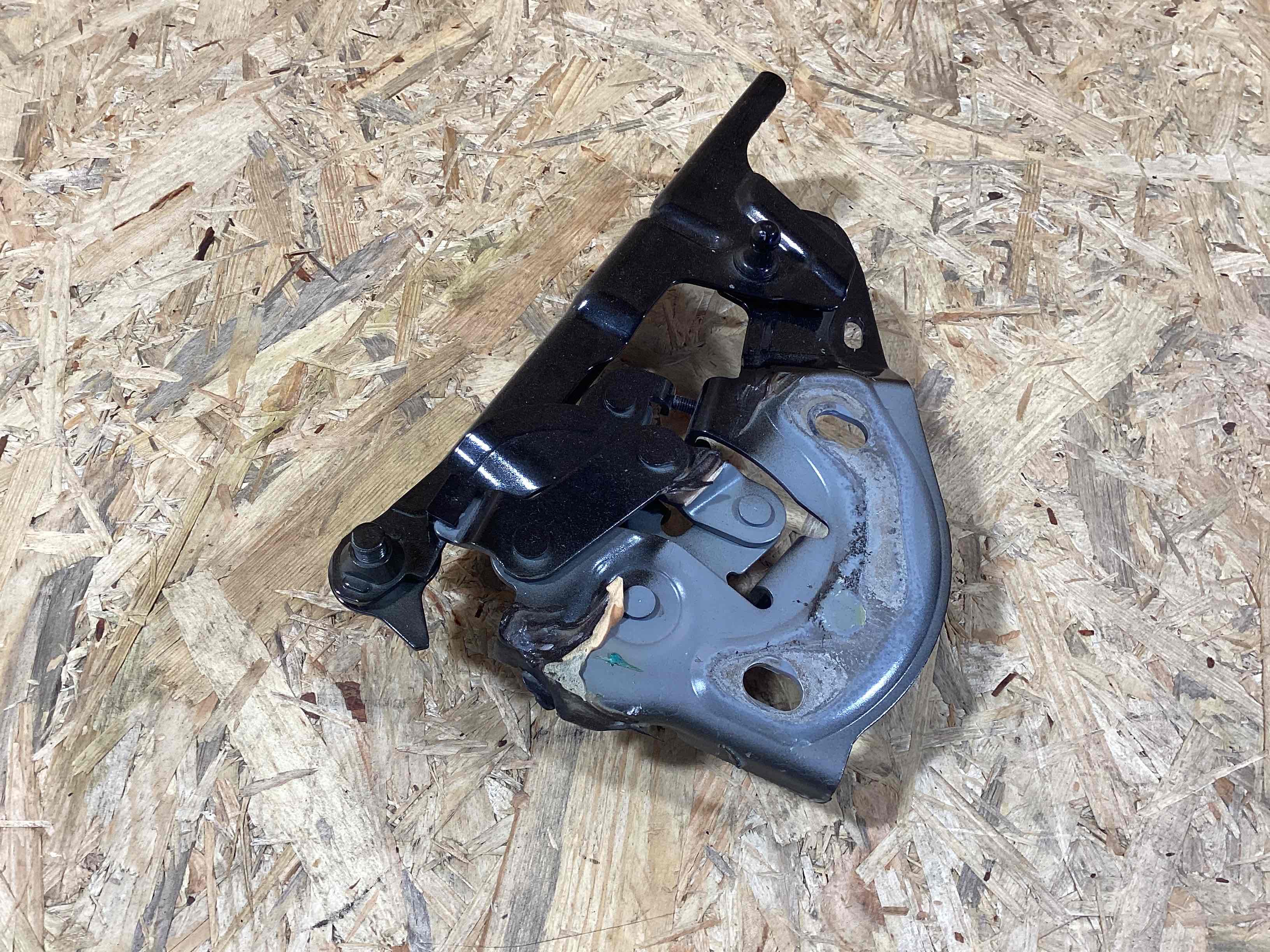 Петля (кронштейн) капота Porsche Cayenne 150426-114