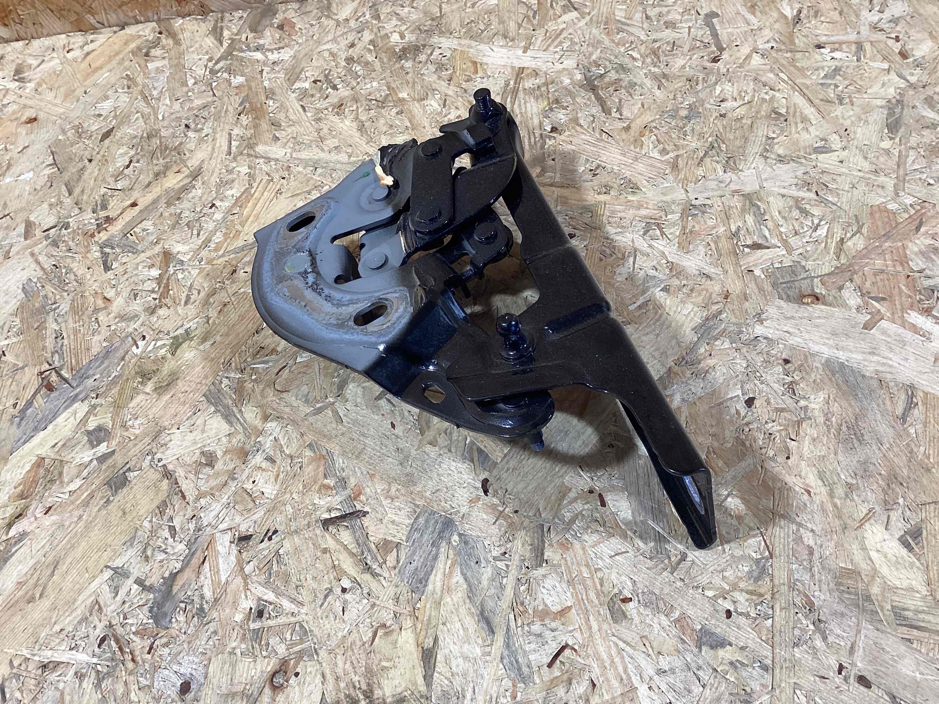 Петля (кронштейн) капота Porsche Cayenne 150426-114