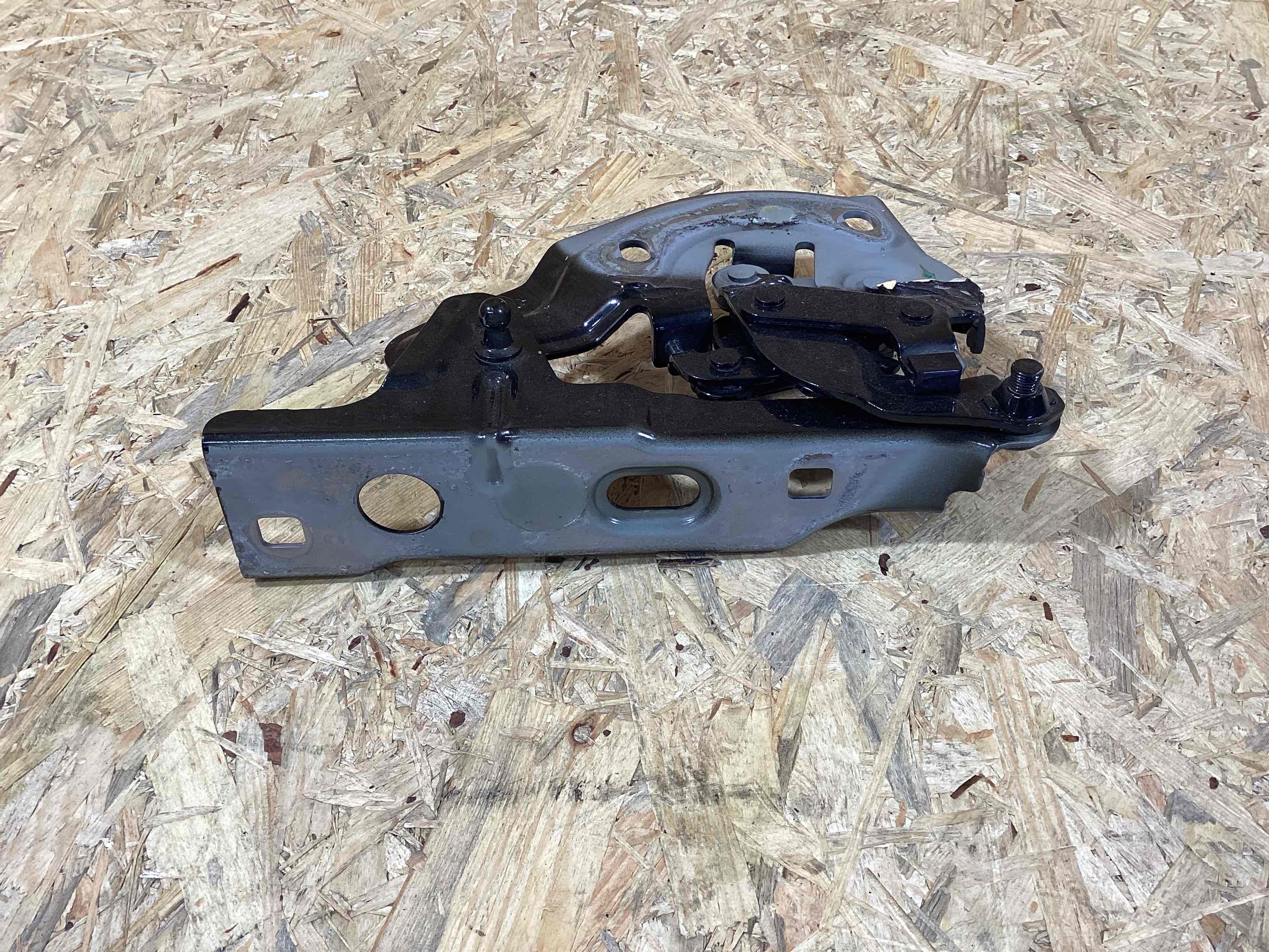 Петля (кронштейн) капота Porsche Cayenne 150426-114