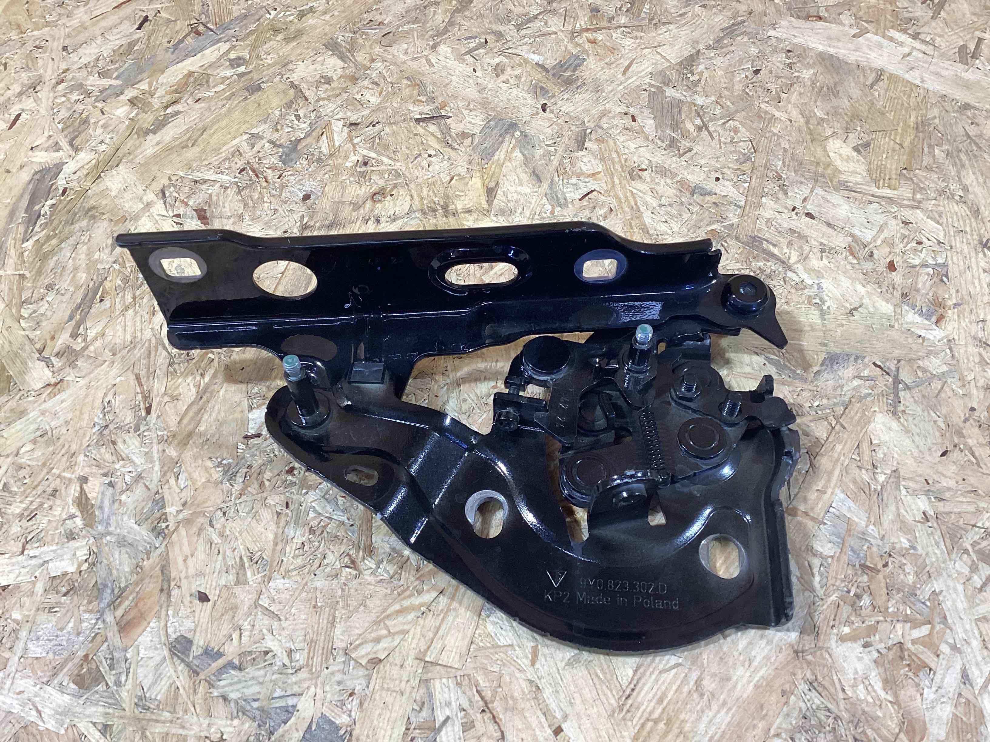 Петля (кронштейн) капота Porsche Cayenne 150426-114