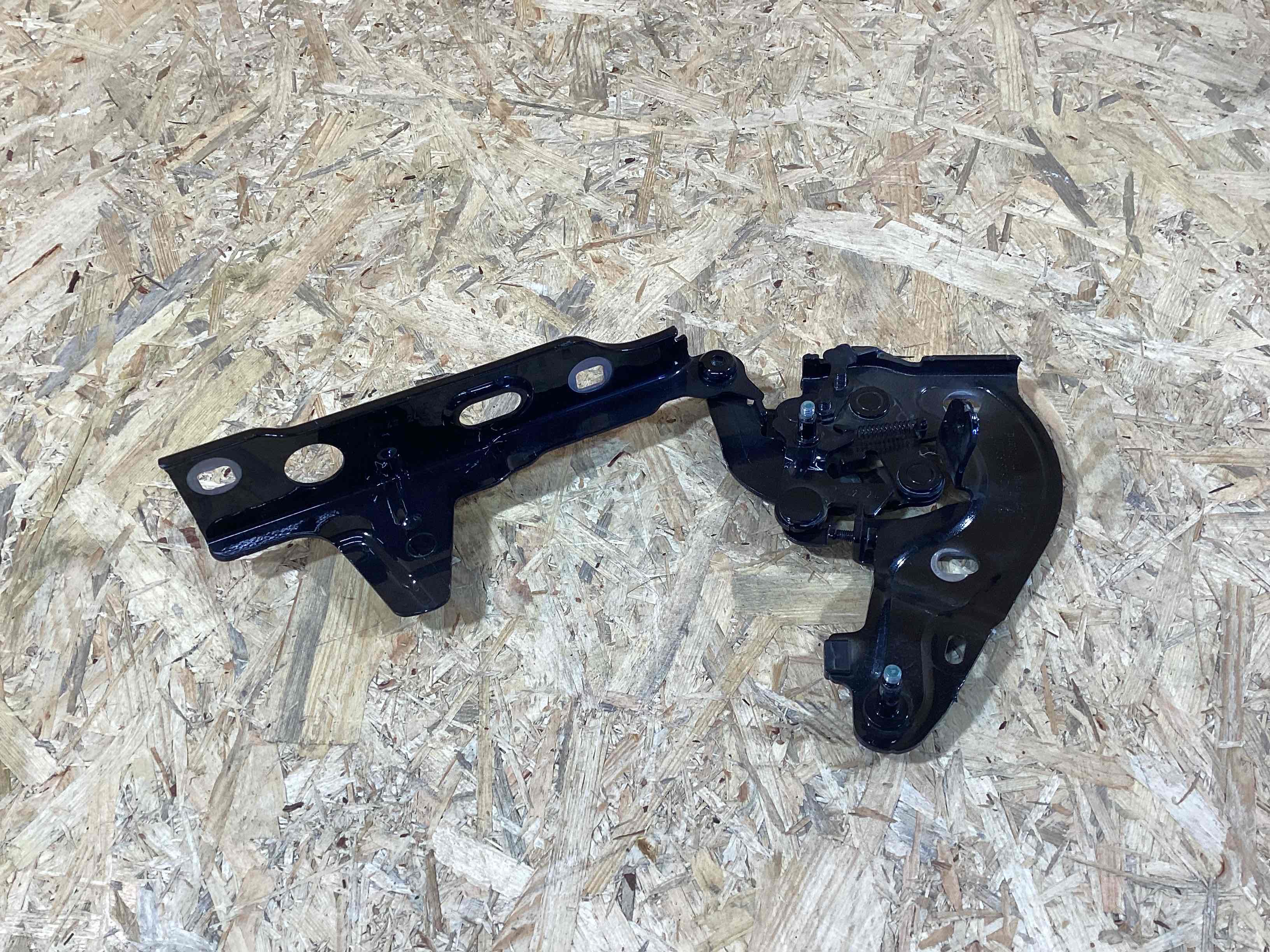 Петля (кронштейн) капота Porsche Cayenne 150426-114