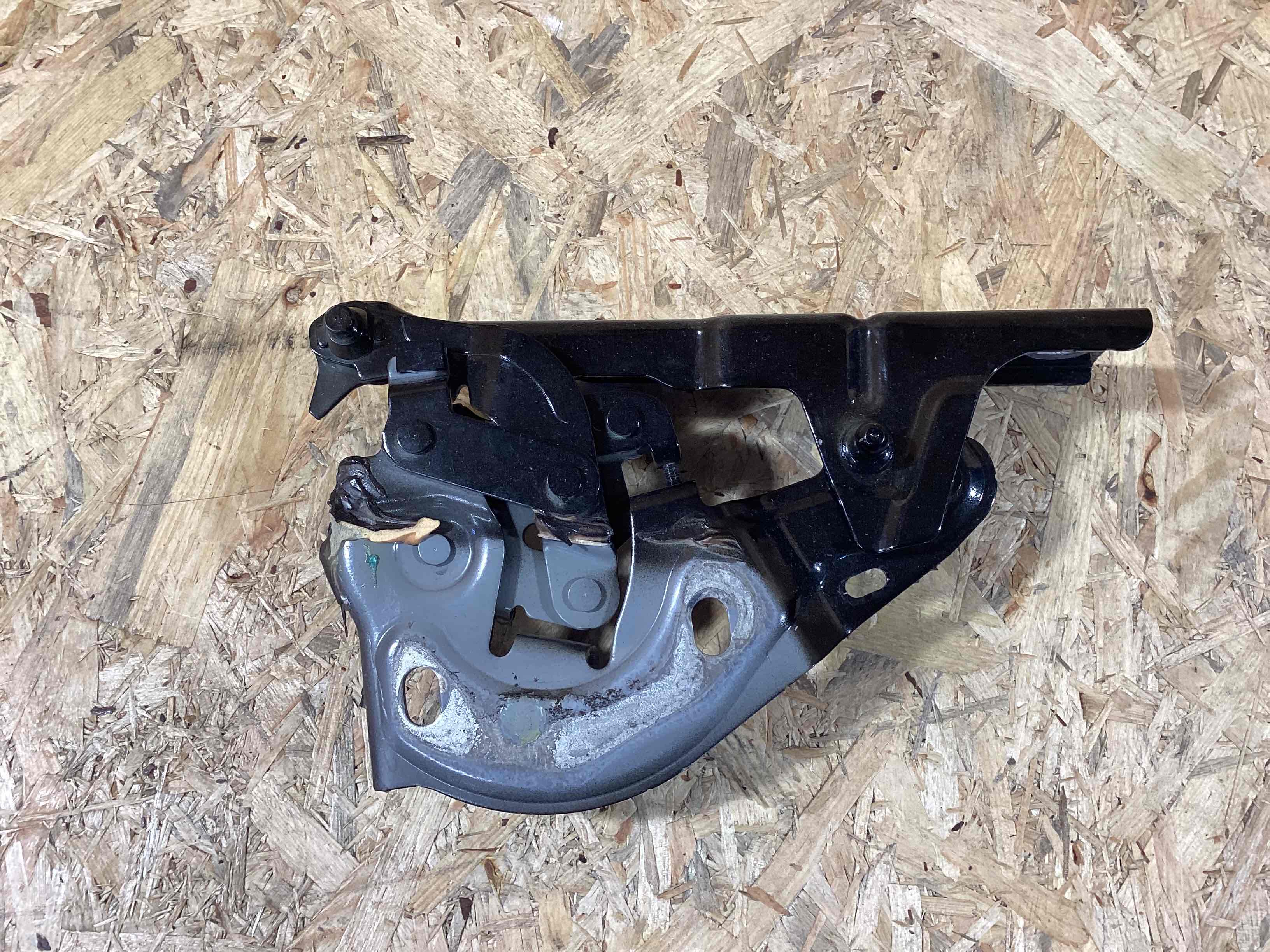 Петля (кронштейн) капота Porsche Cayenne 150426-114