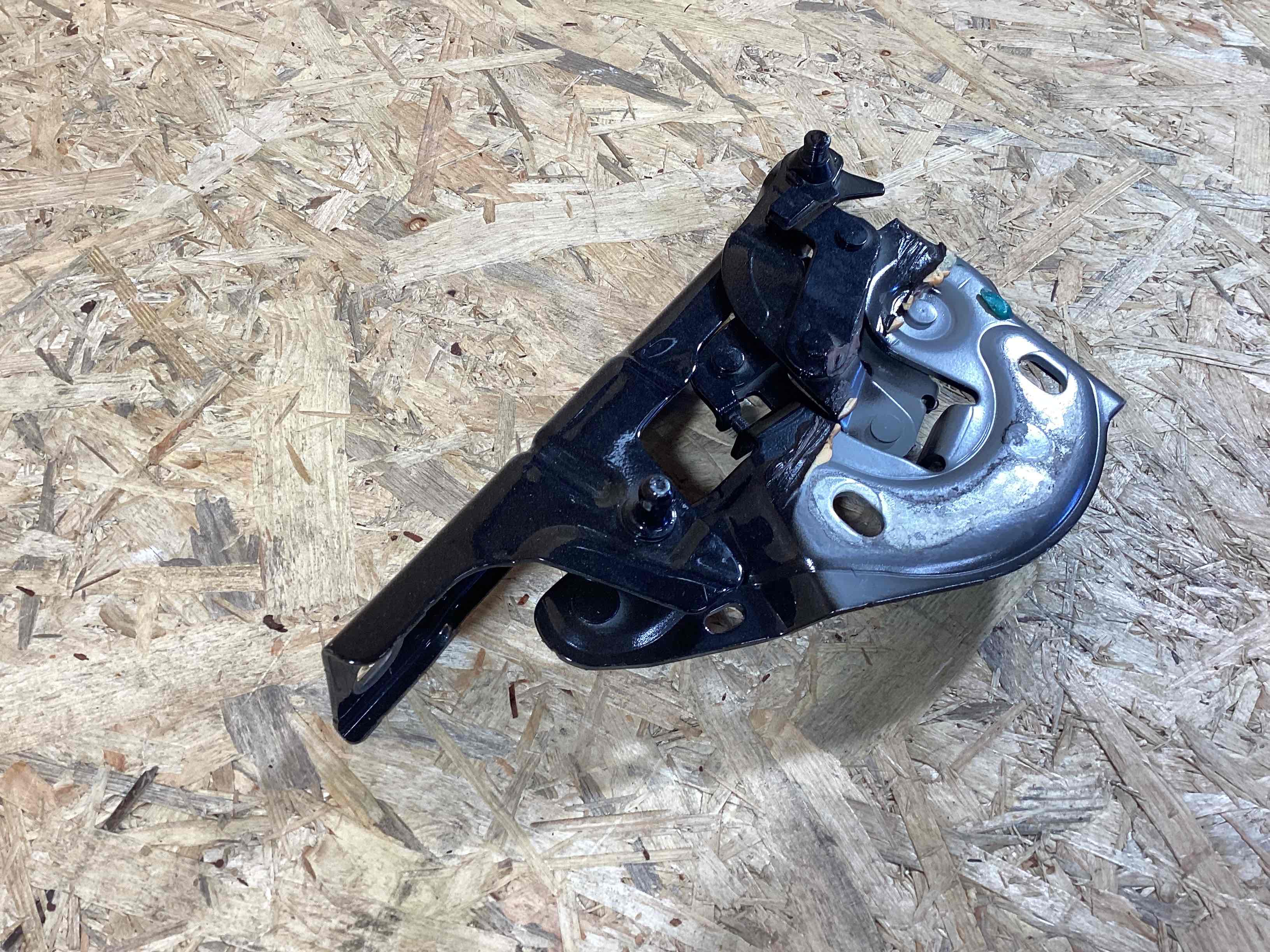 Петля (кронштейн) капота Porsche Cayenne 150426-115