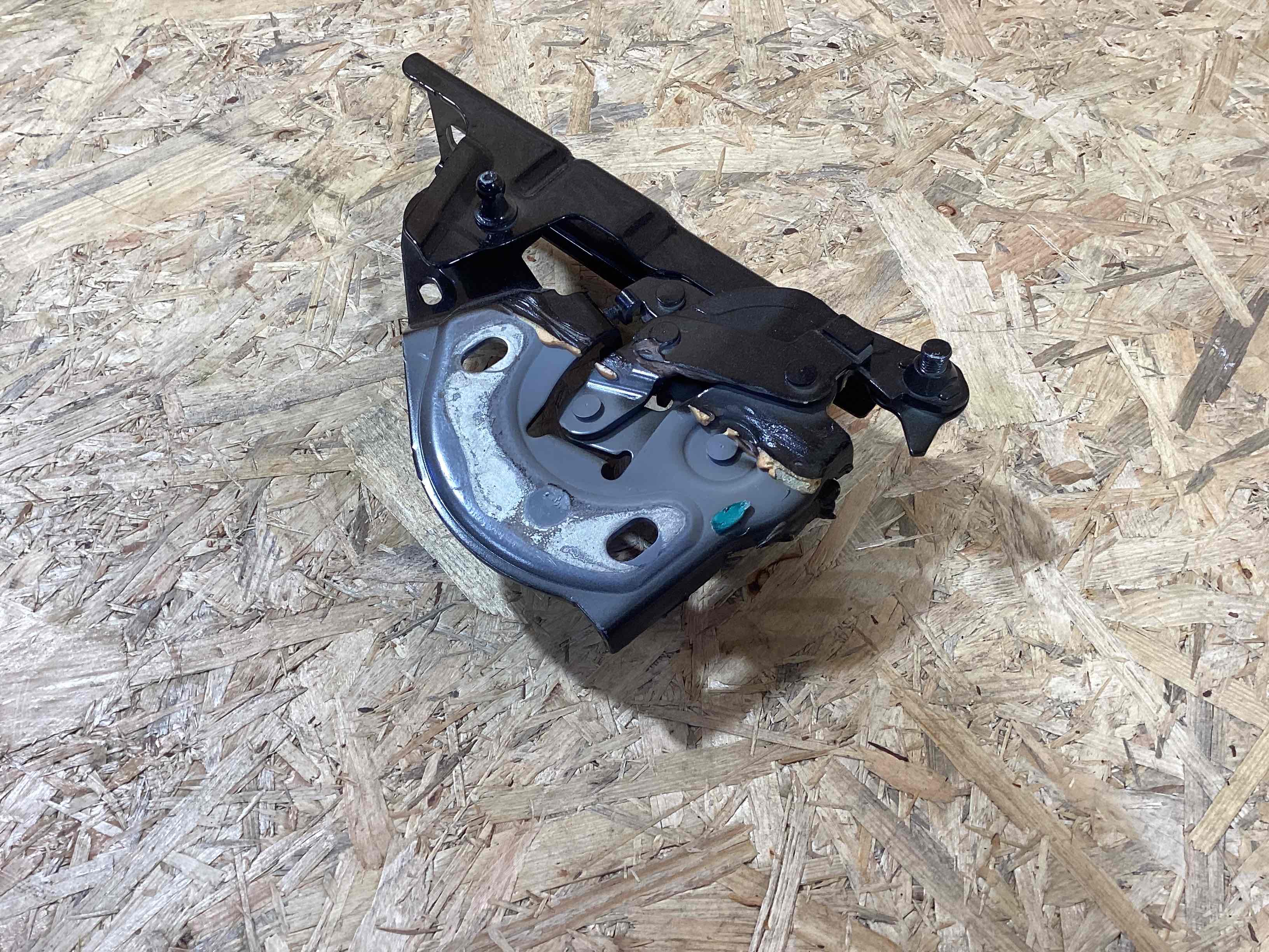 Петля (кронштейн) капота Porsche Cayenne 150426-115