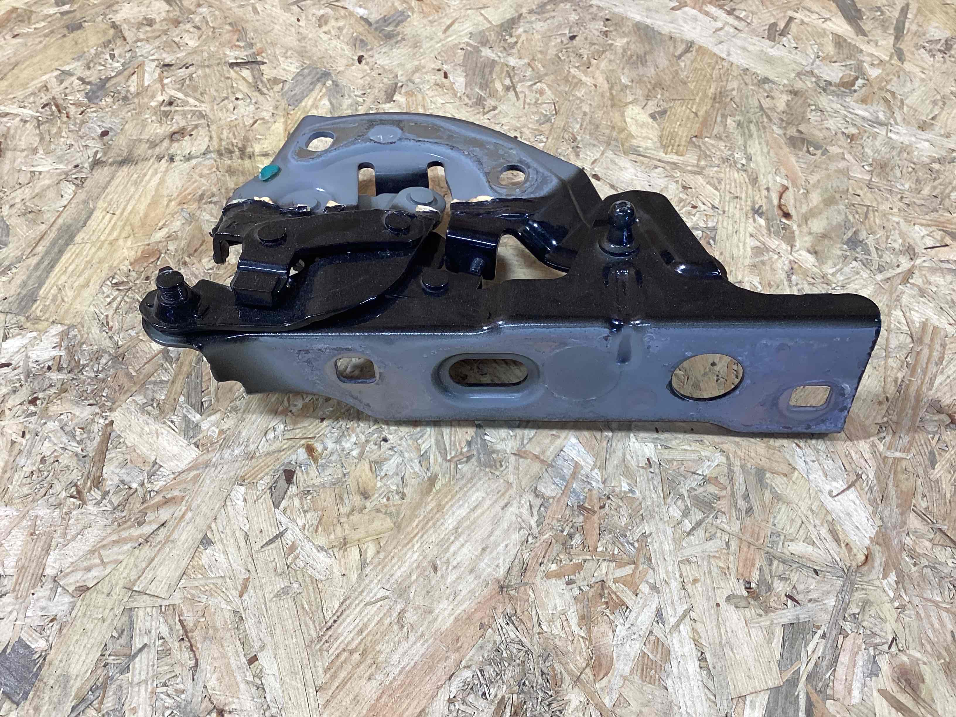 Петля (кронштейн) капота Porsche Cayenne 150426-115