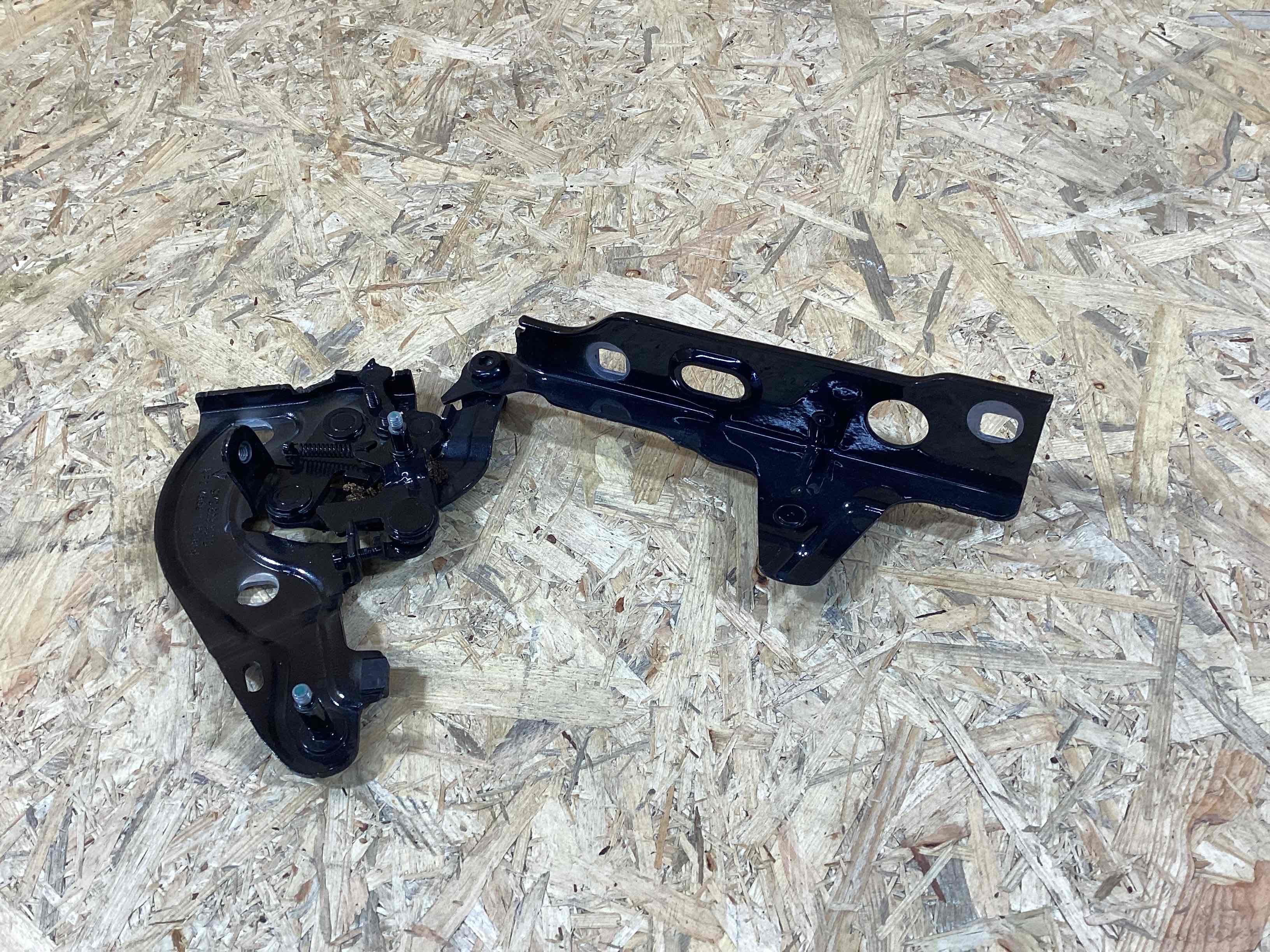 Петля (кронштейн) капота Porsche Cayenne 150426-115