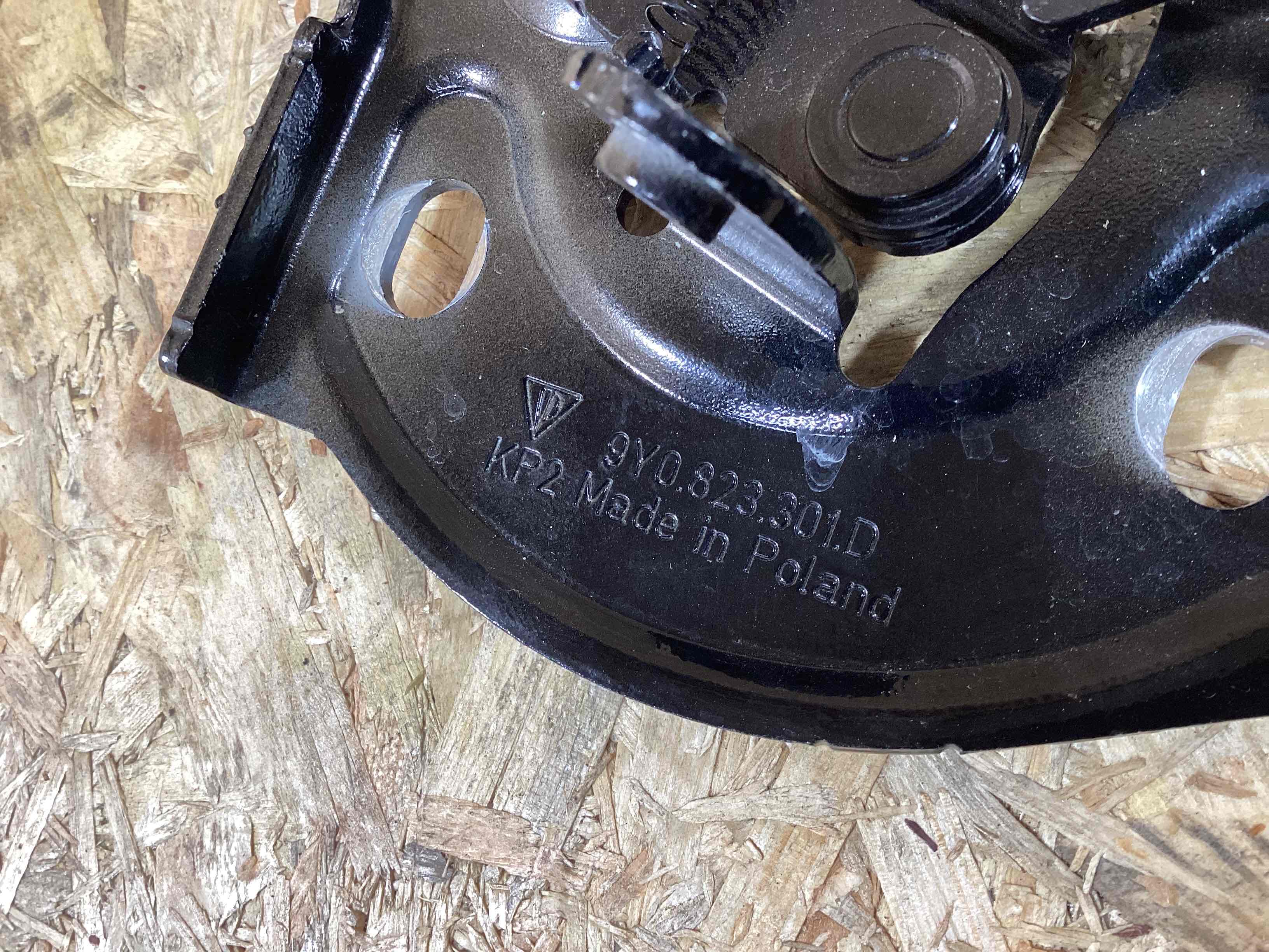 Петля (кронштейн) капота Porsche Cayenne 150426-115