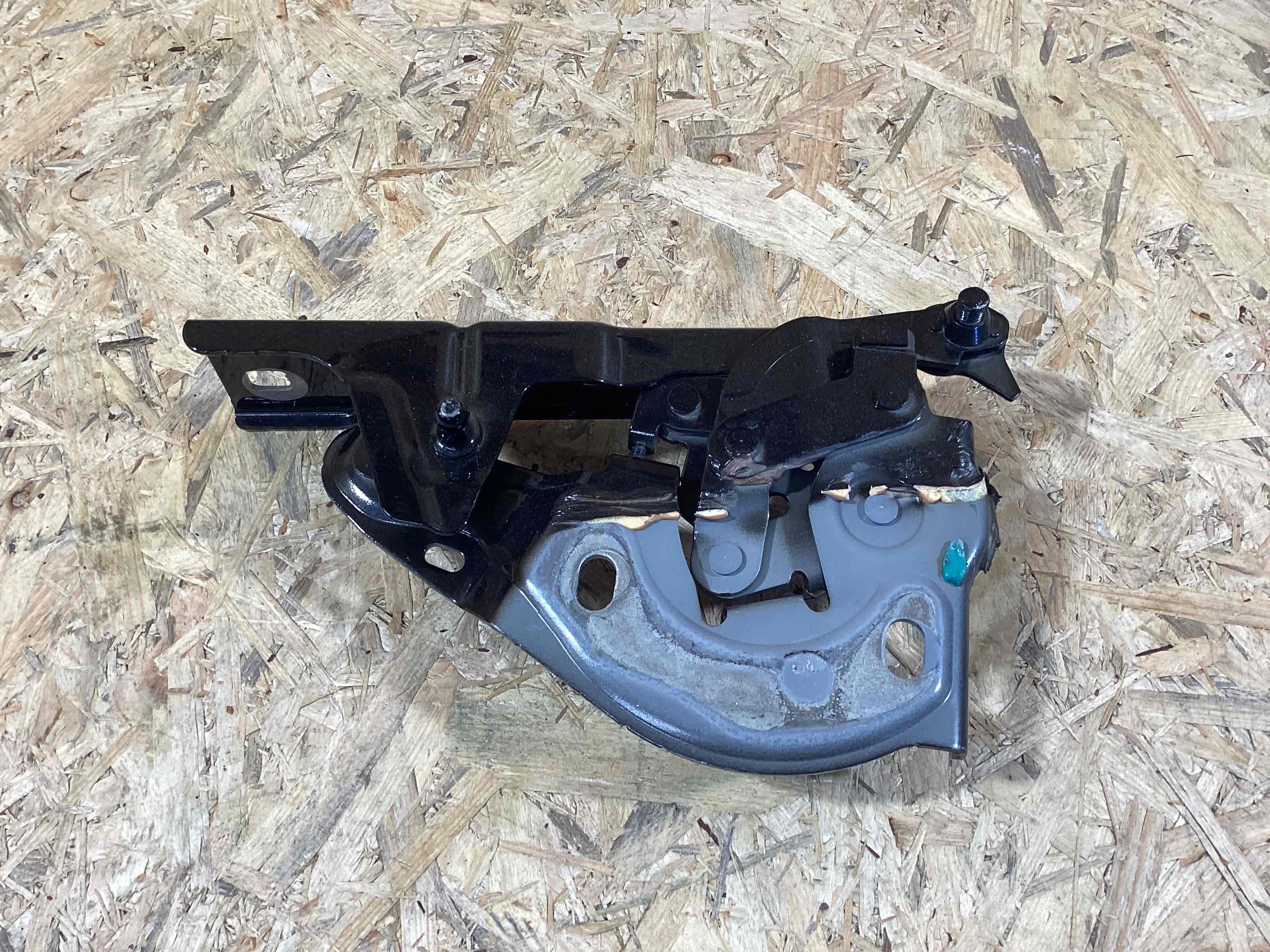 Петля (кронштейн) капота Porsche Cayenne 150426-115