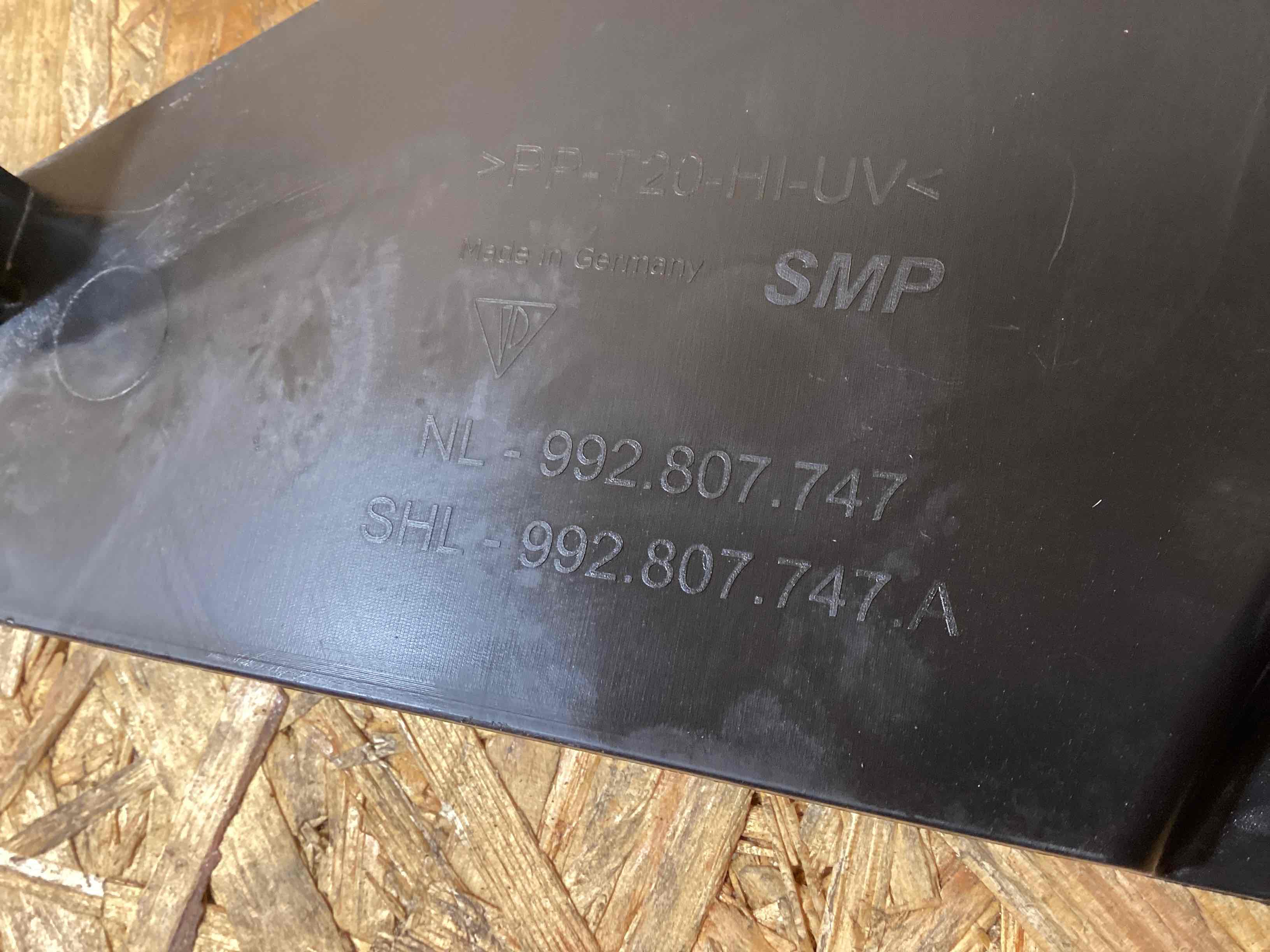 Пластик моторного отсека Porsche 911 151225-108