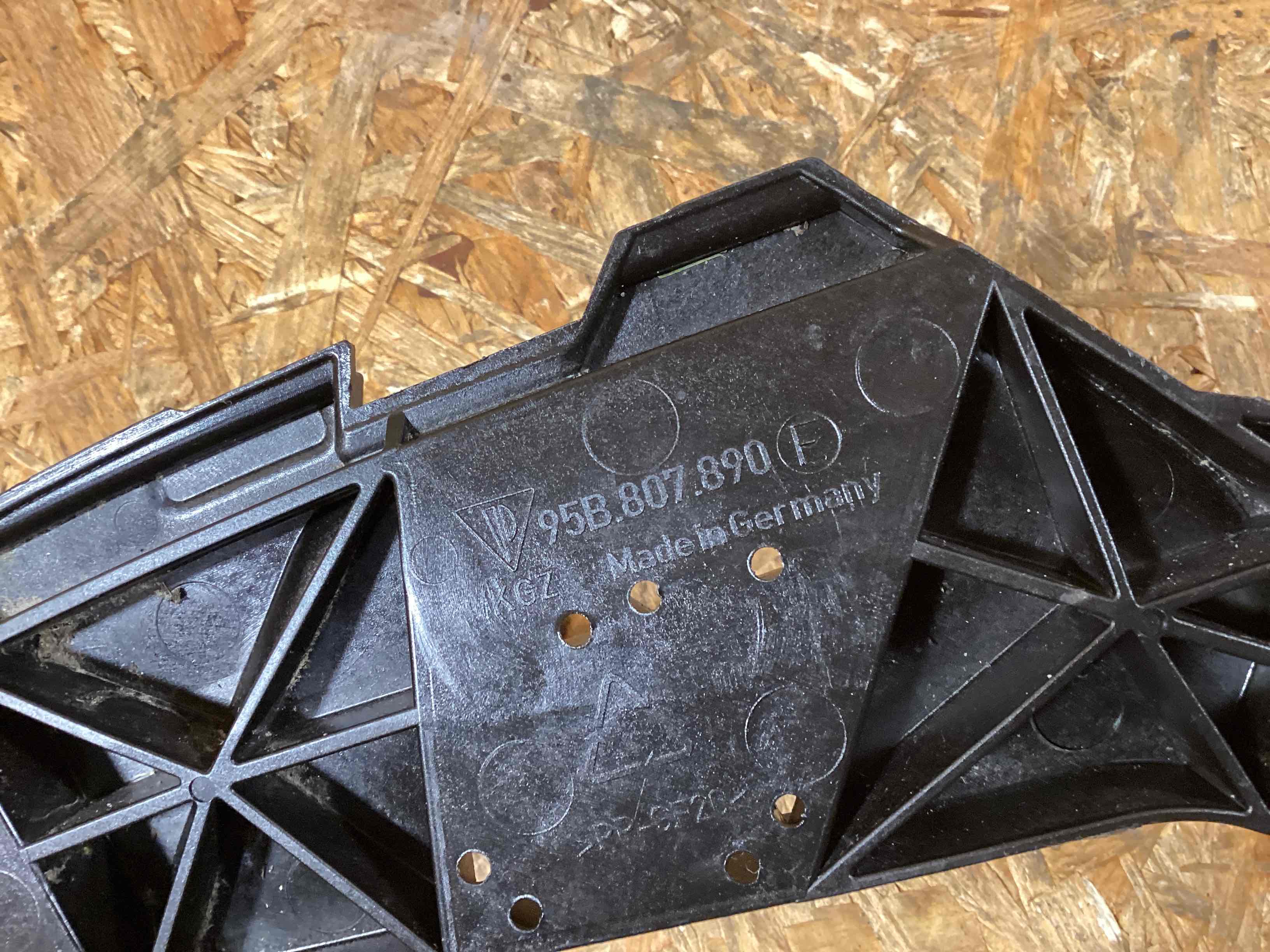 Крепление фары Porsche Macan 151225-109