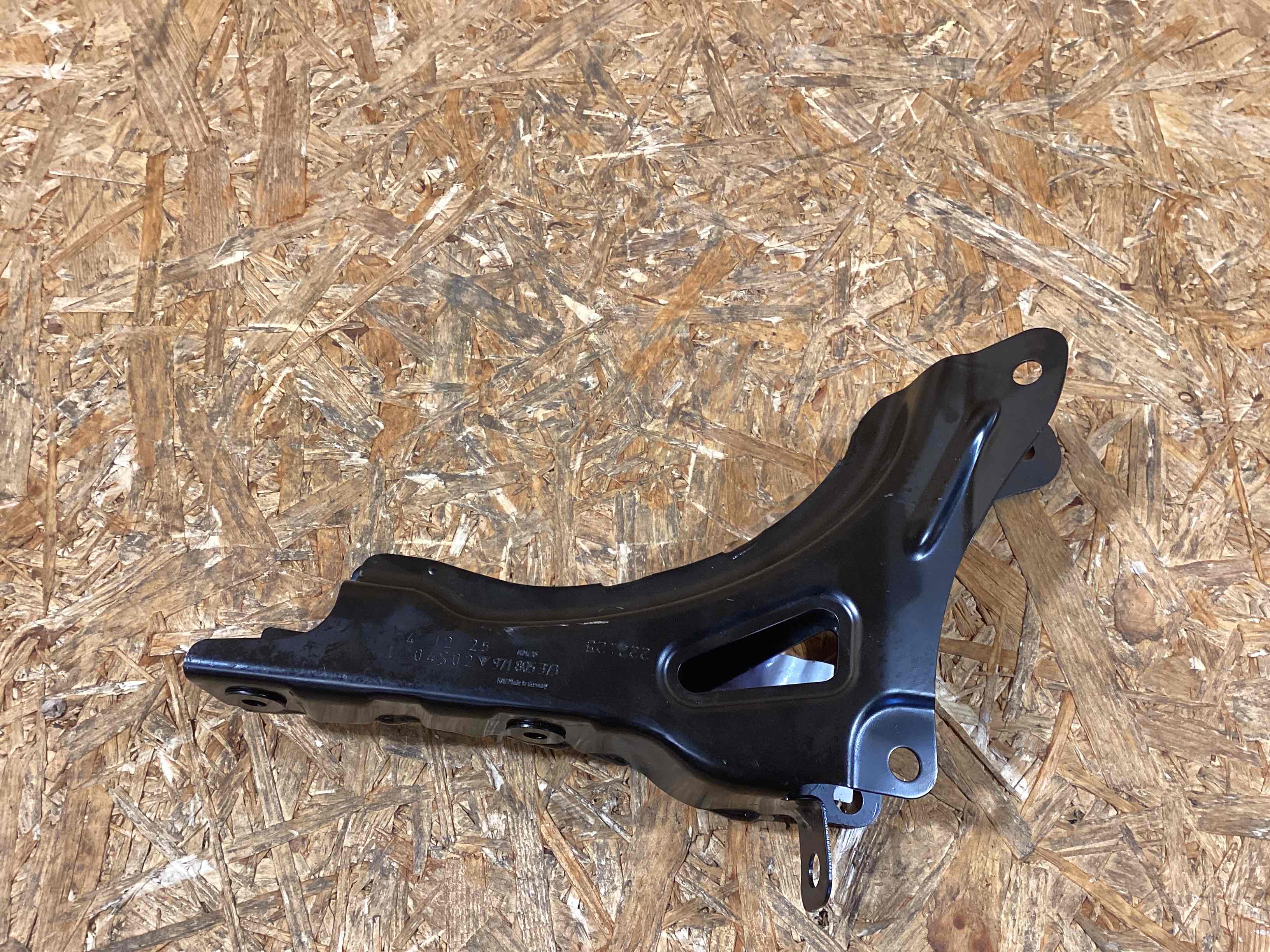 Крепление крыла Porsche Panamera 160126-112