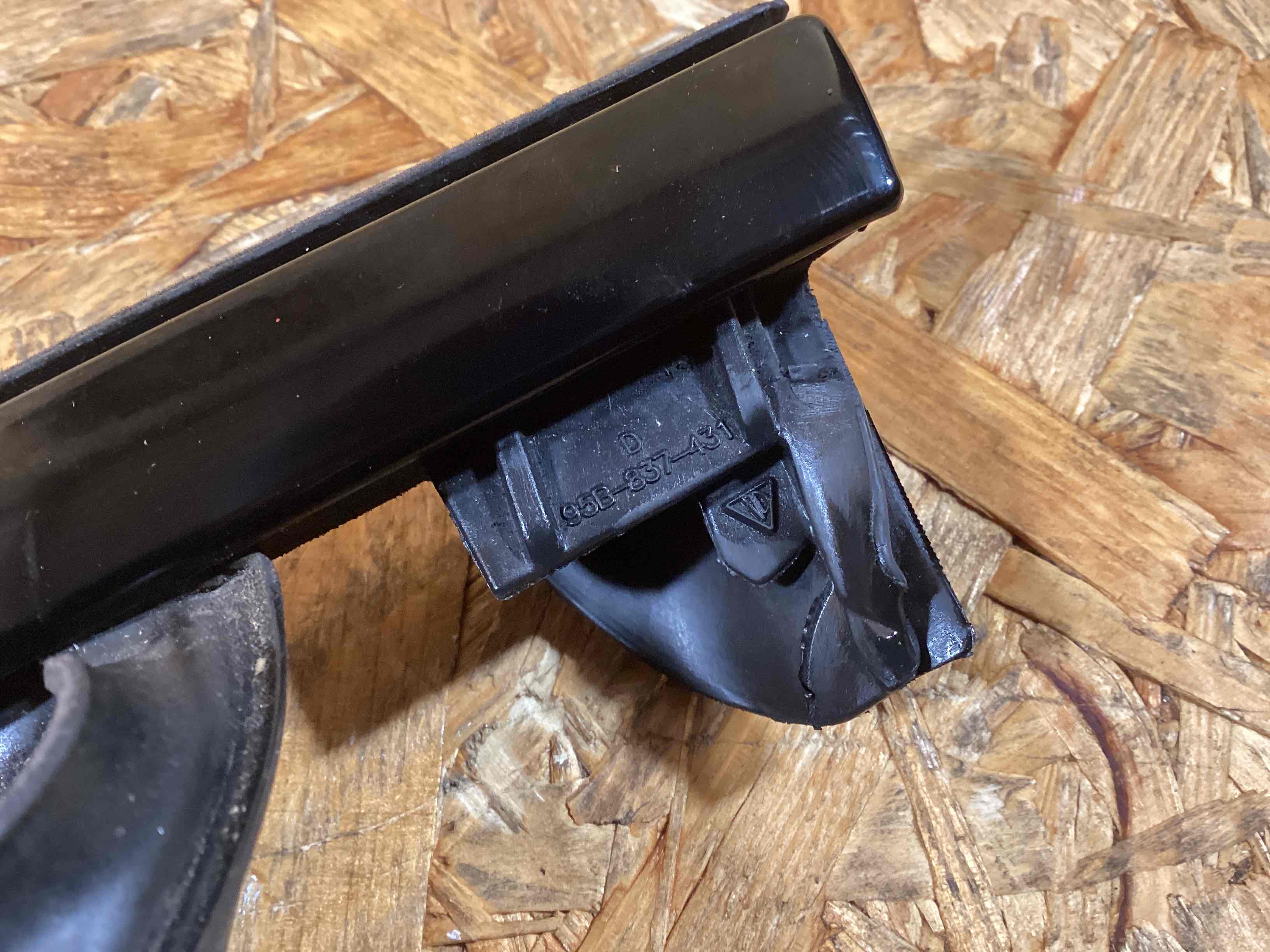 Молдинг двери передней левой Porsche Macan 160126-119