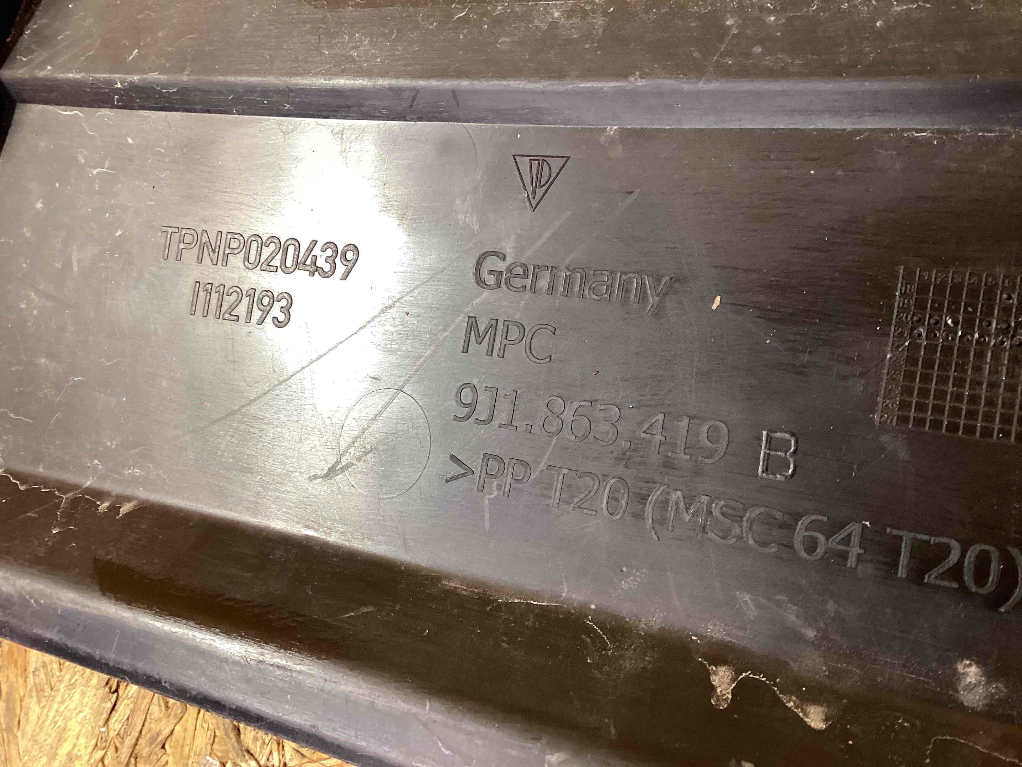 Пластик моторного отсека Porsche Taycan 160226-101