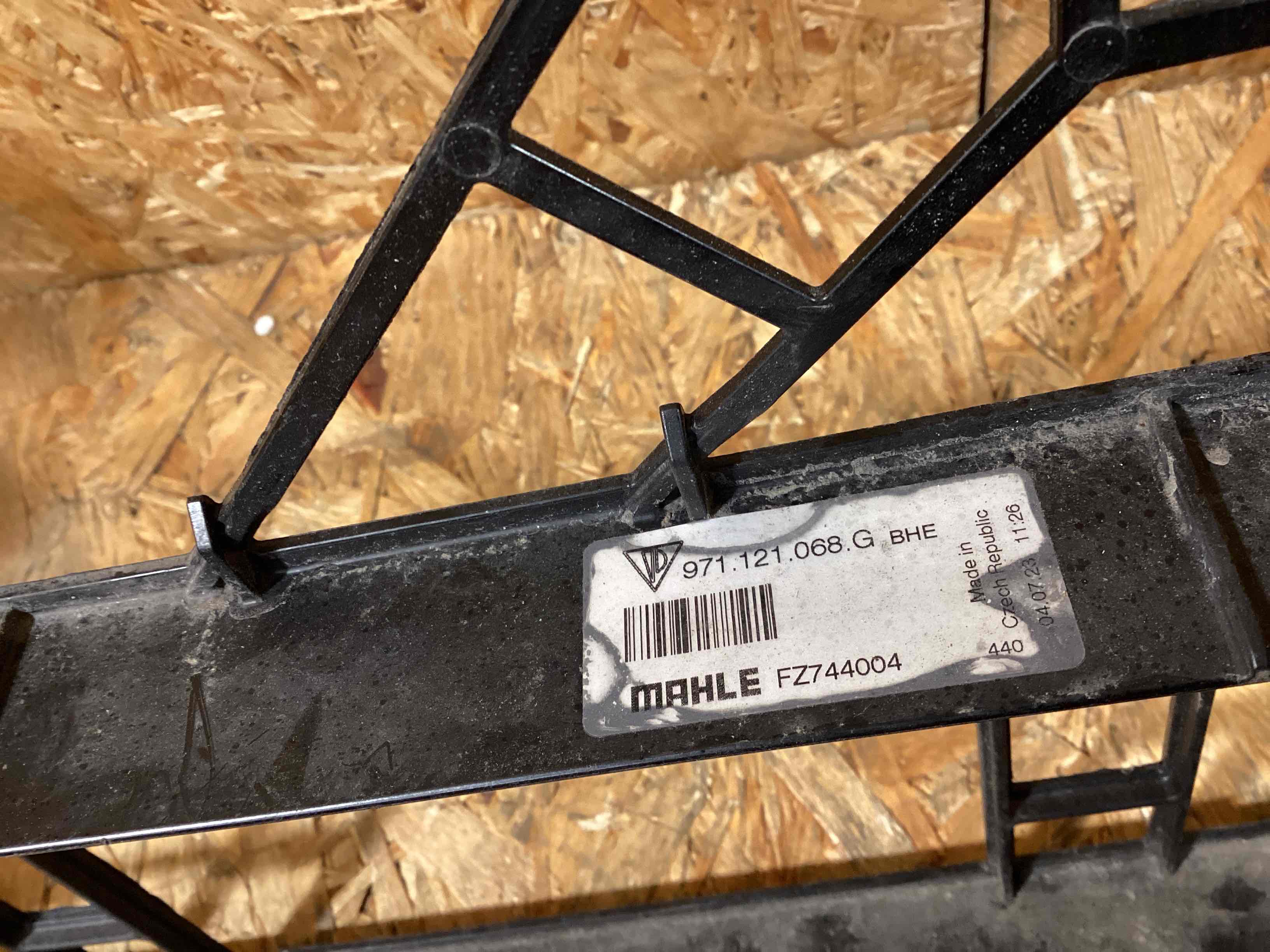 Опора радиатора, крепление/кронштейн, уплотнитель радиатора Porsche Panamera 160226-112