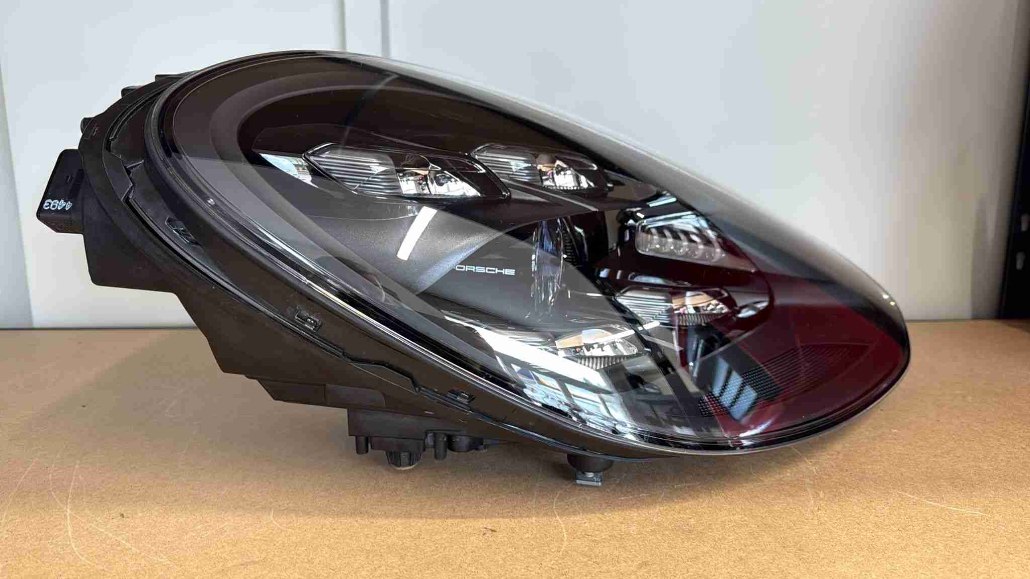 Фара правая Porsche Panamera 160426-101