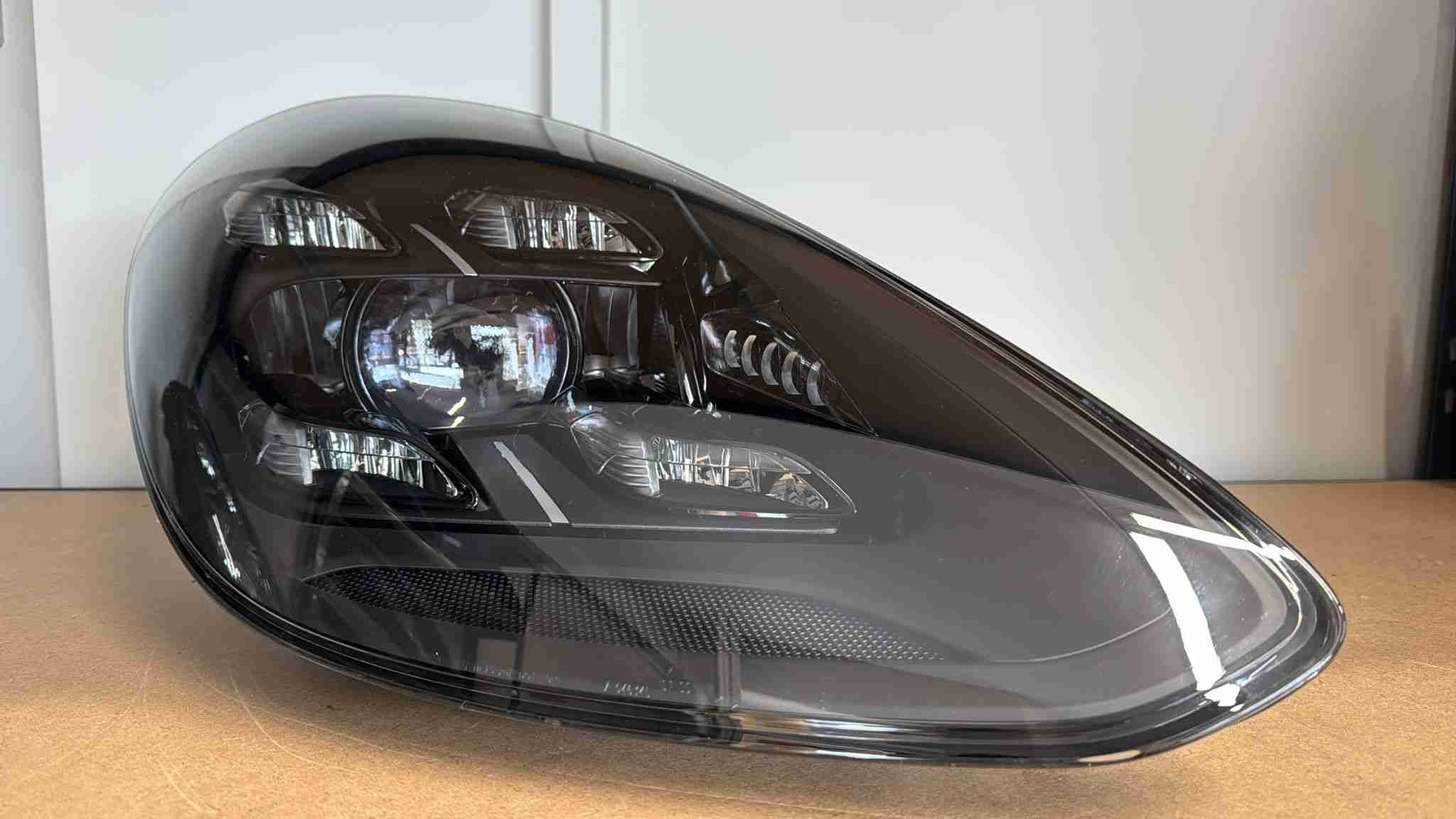 Фара правая Porsche Panamera 160426-101