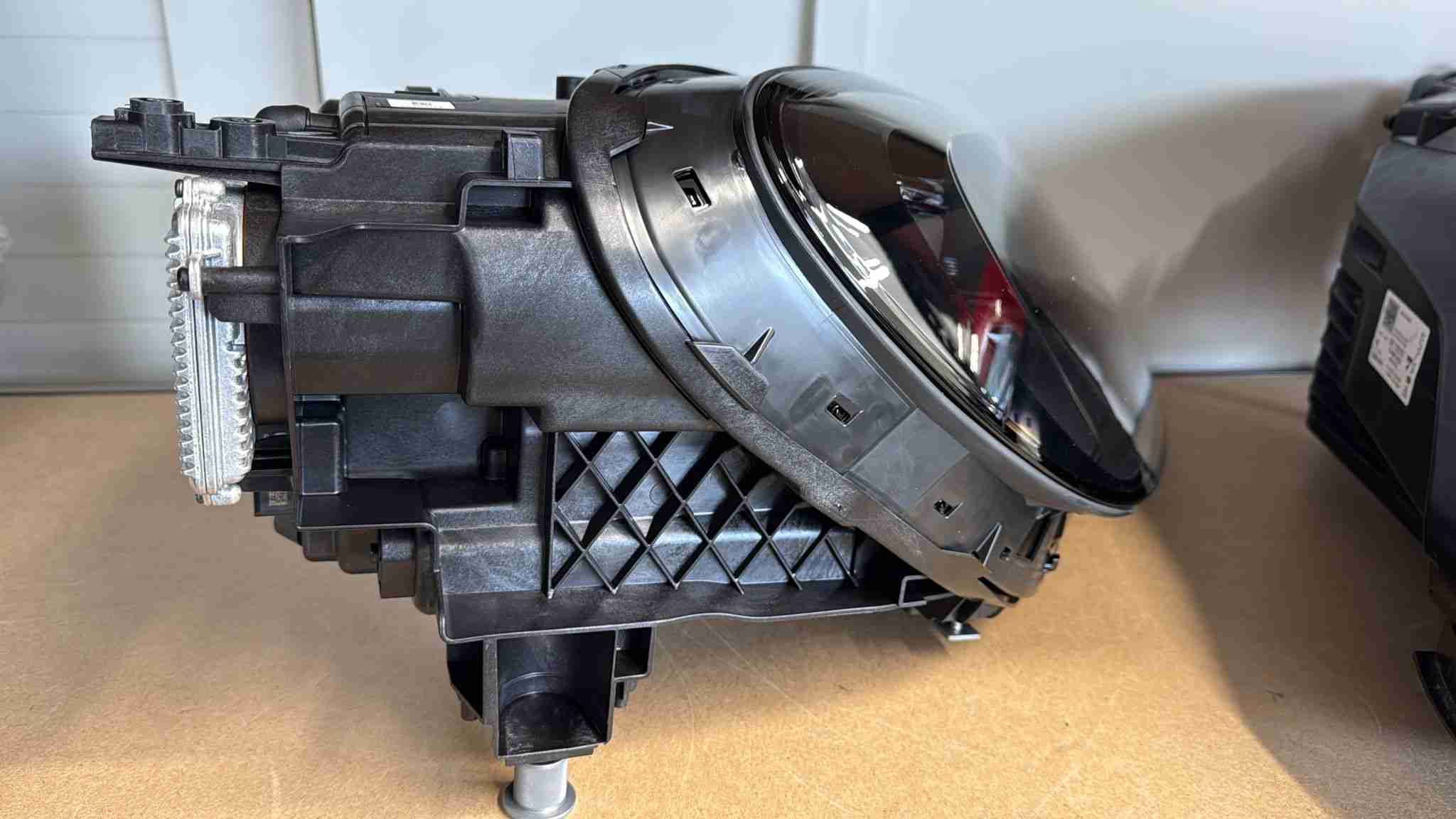 Фара правая Porsche Cayenne 160426-103