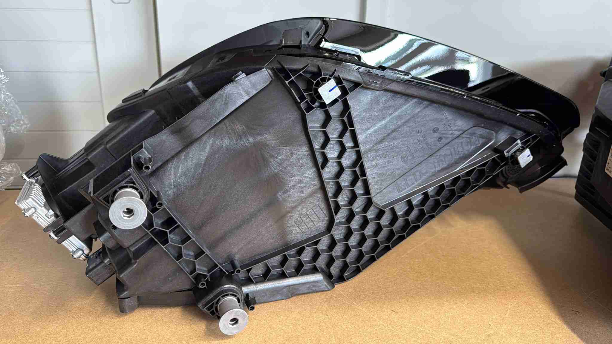 Фара левая Porsche Cayenne 160426-104