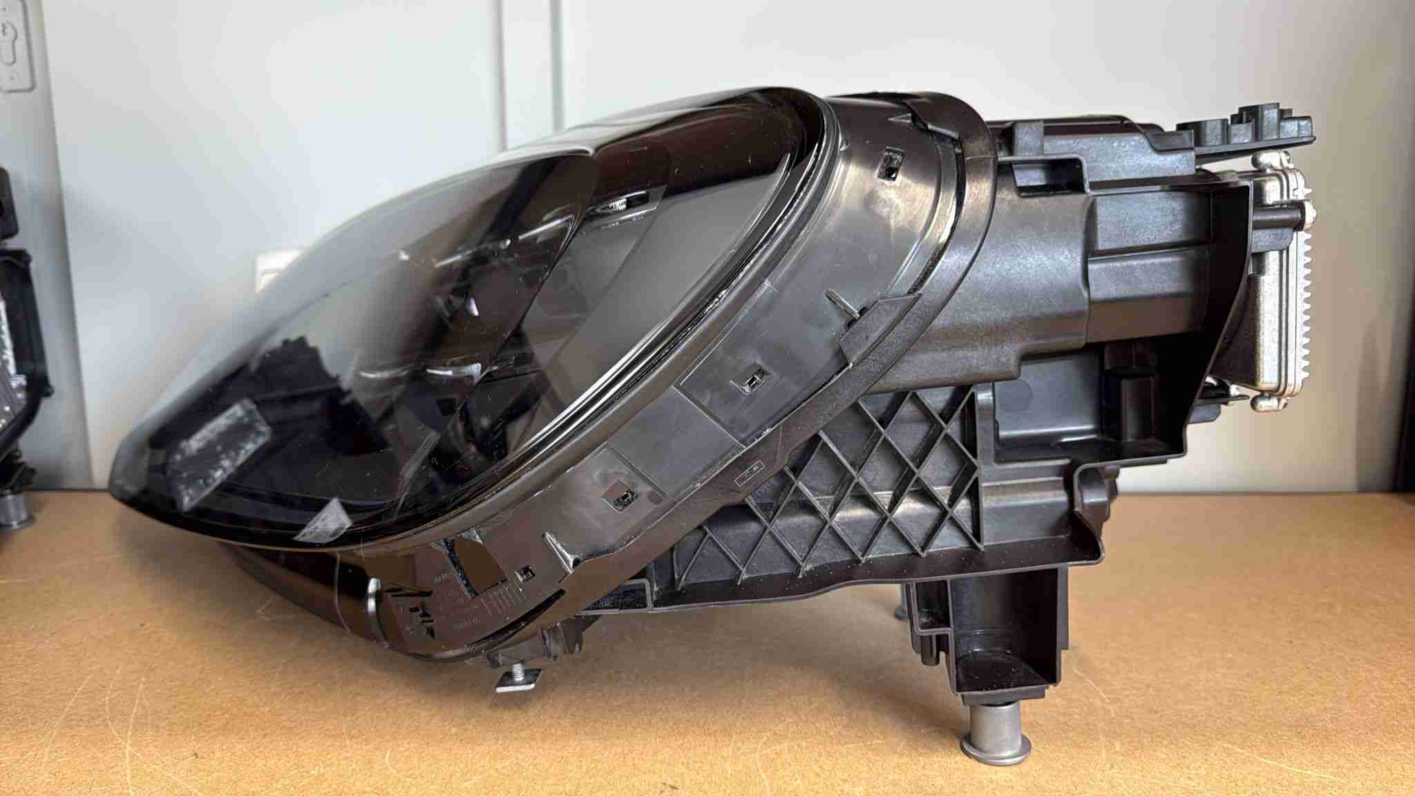 Фара левая Porsche Cayenne 160426-104